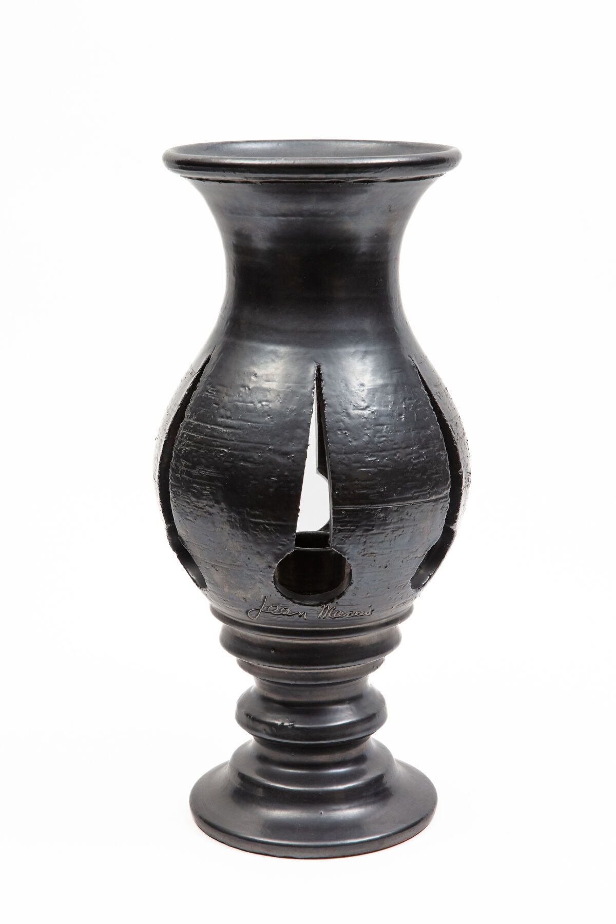 Null Jean MARAIS (1913-1998).
黑色釉面陶瓷的大型镂空光柱或阳台花瓶。
瓶身上有签名。
高_47厘米，长_21厘米