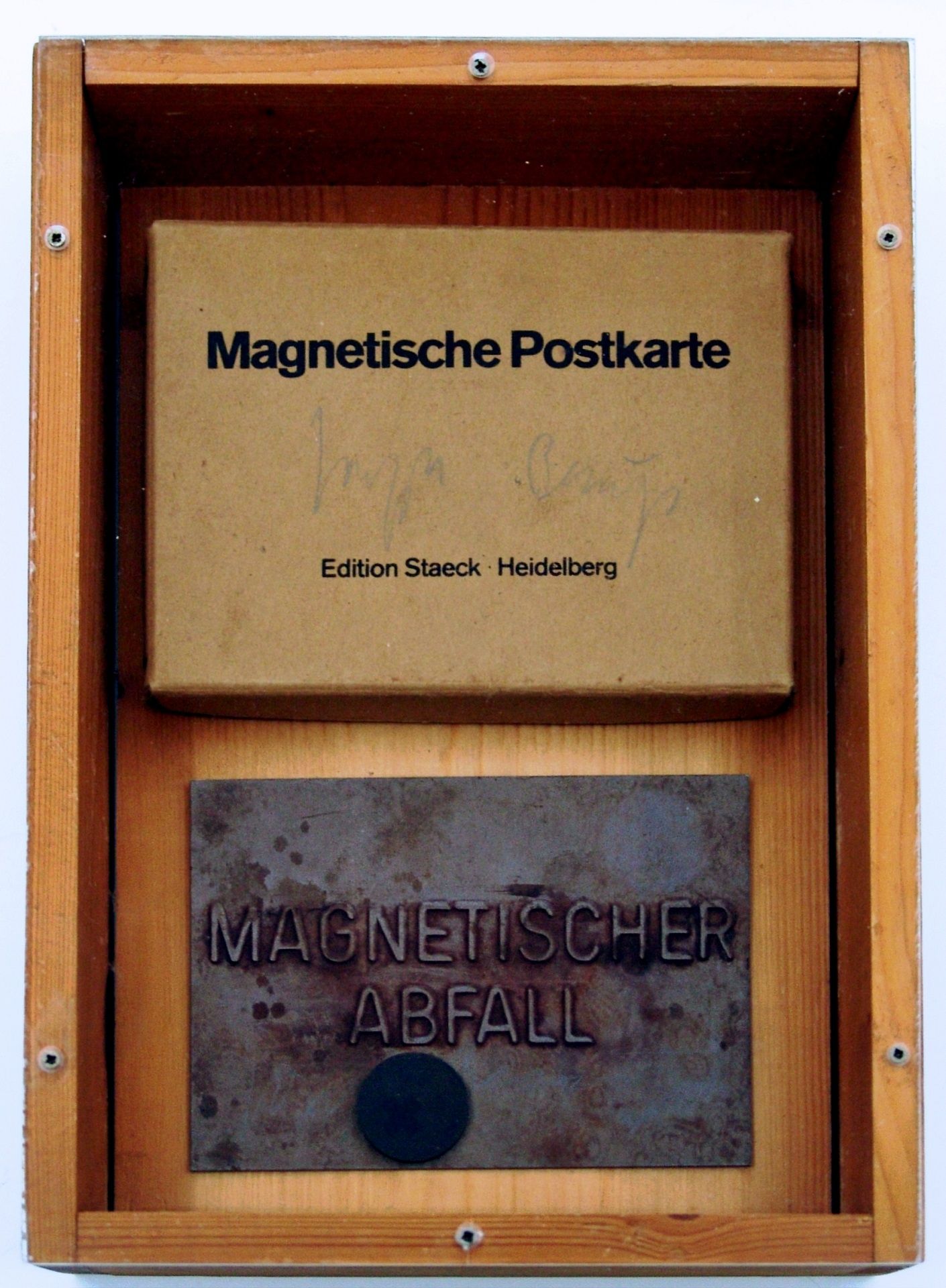 JOSEPH BEUYS Magnetische Postkarte, 1975, multiplo in ferro, magnete e scatola, &hellip;