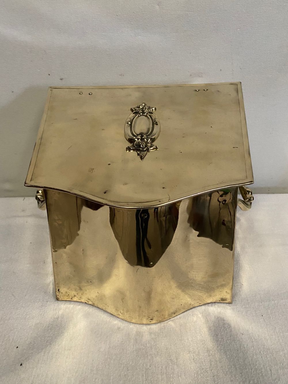 A GOOD QUALITY POLISHED BRASS FIRE BOX, with hinged lid, and handles to the side&hellip;