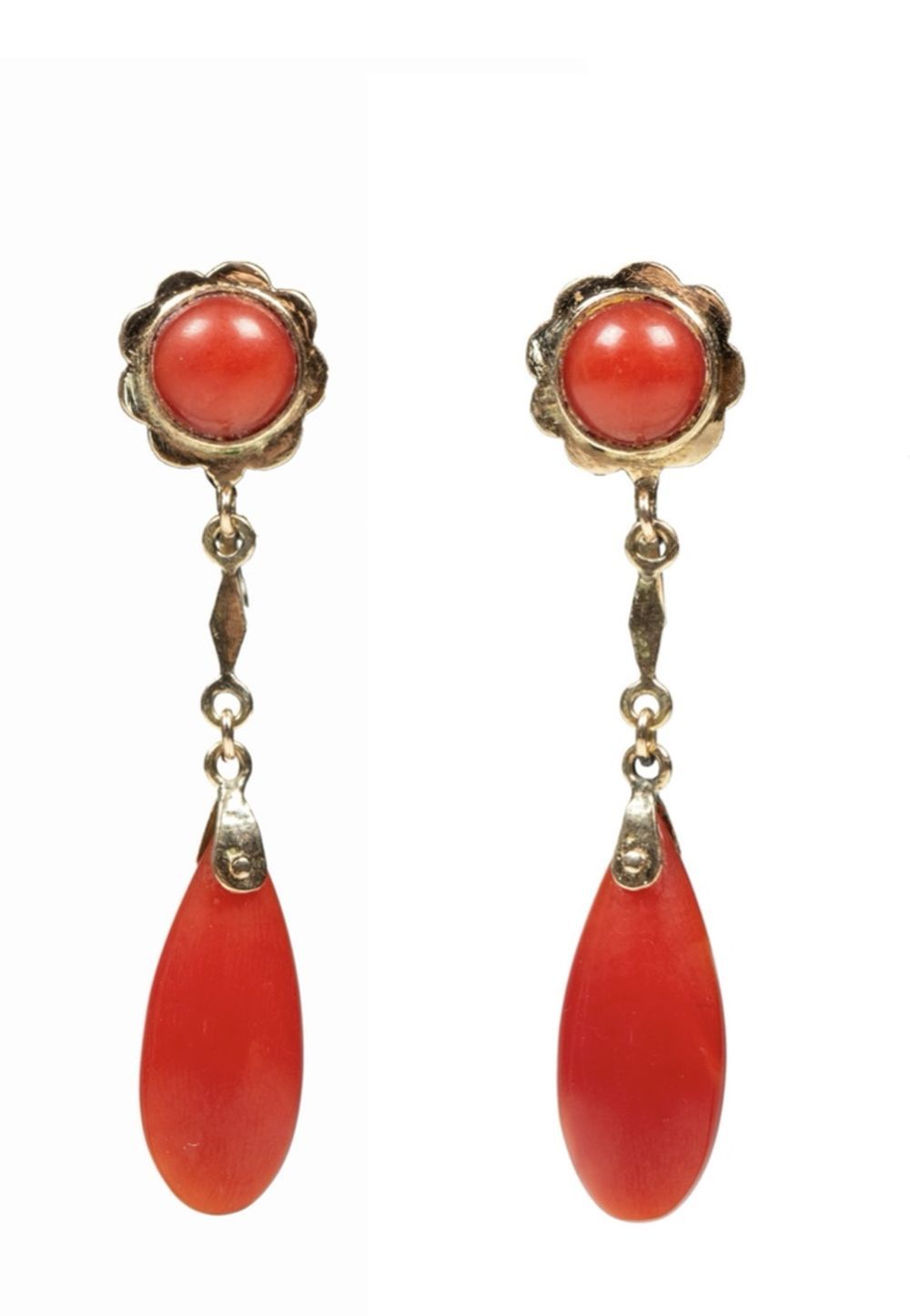 AN ELEGANT PAIR OF 18CT YELLOW GOLD ANTIQUE CORAL DROP EARRINGS, with wonderful &hellip;