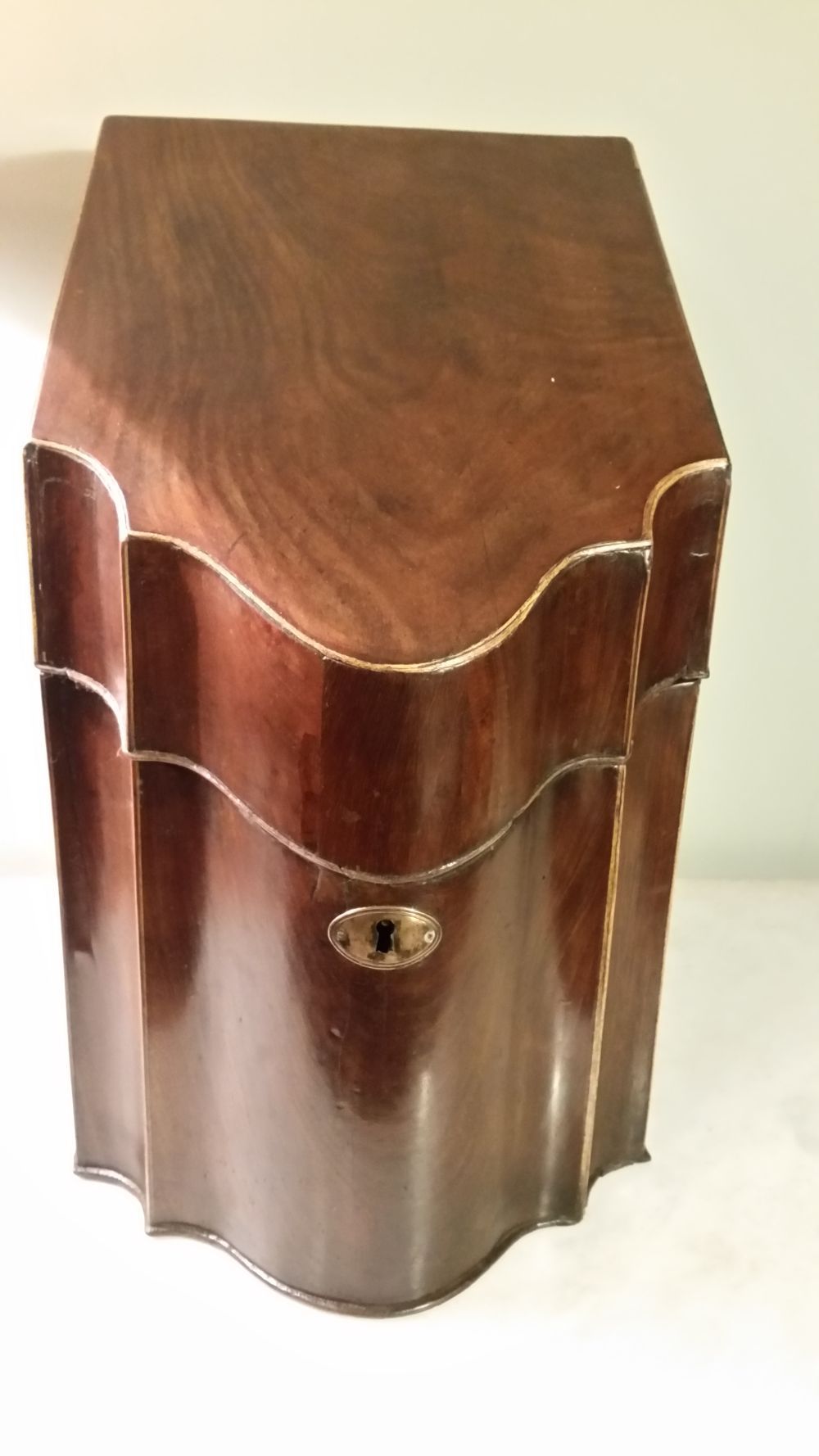 A GEORGIAN MAHOGANY KNIFE BOX, shaped body, with hinged flame mahogany lid, the &hellip;