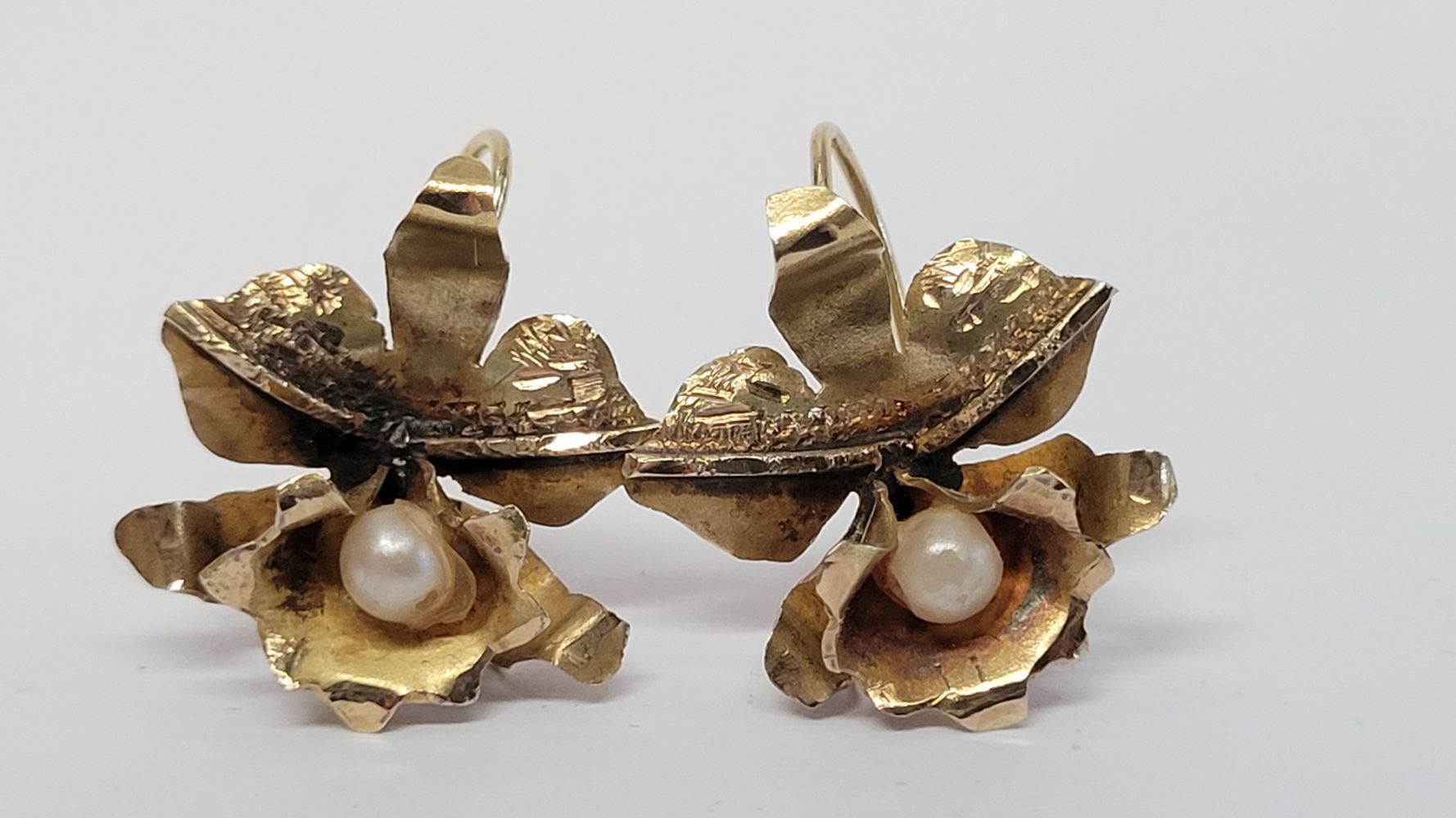 A VINTAGE PAIR OF 18CT YELLOW GOLD & CULTURED PEARL EARRINGS, in the form of a f&hellip;