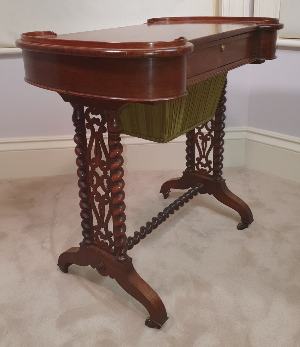 A VERY FINE 19TH CENTURY ROSEWOOD ‘WORK’ TABLE, the top with curved ends having &hellip;