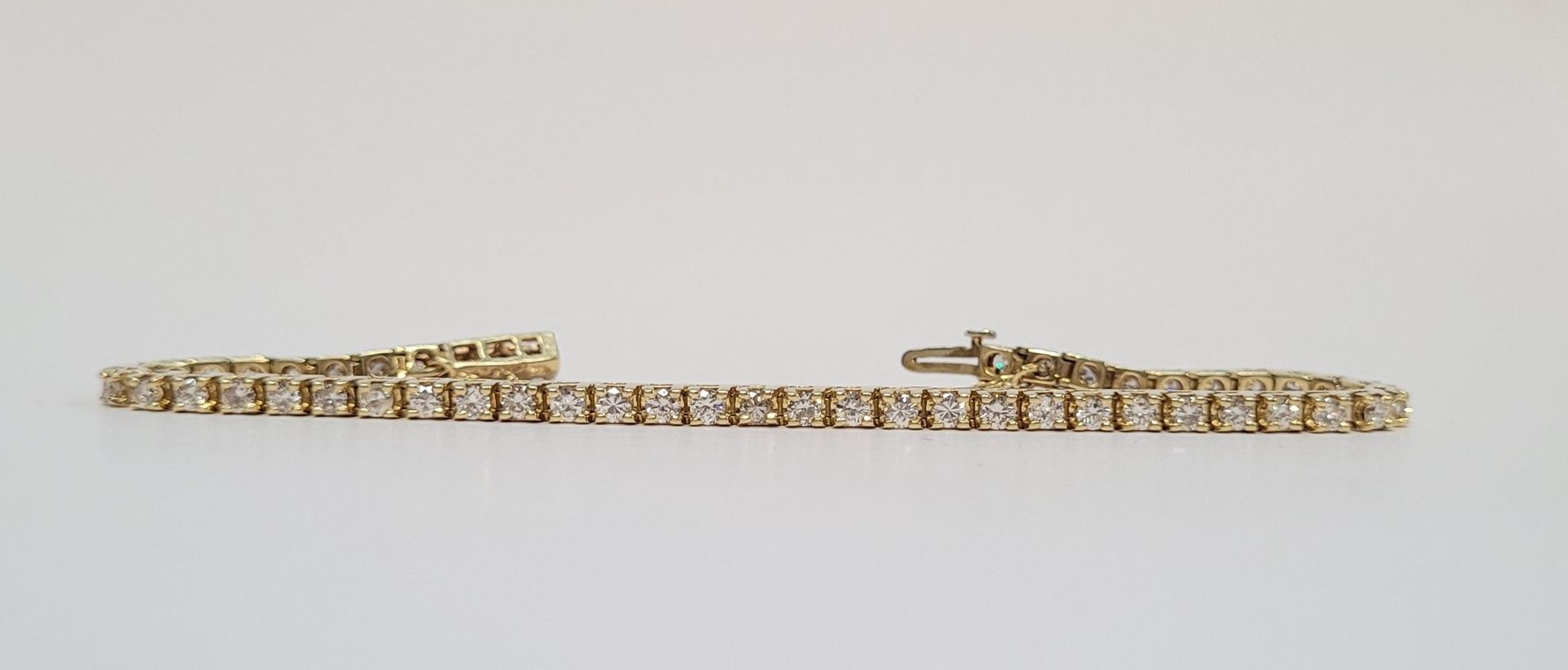 A CLASSIC STYLE 14CT YELLOW GOLD DIAMOND TENNIS BRACELET, with approximately 4ct&hellip;