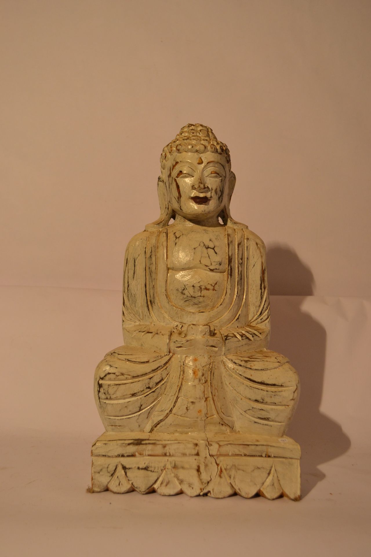 Null Buda sentado

 Madera exótica con pátina blanca

 50 x 27 x 12 cm

peso : 2&hellip;
