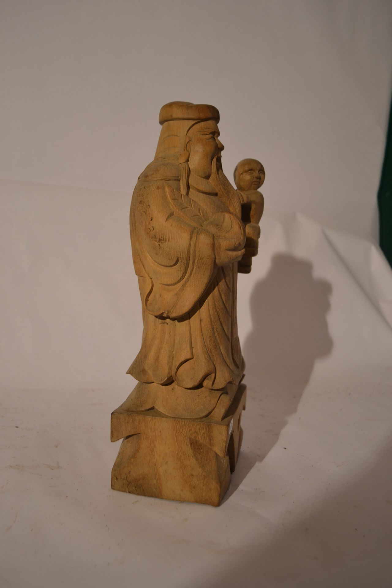 Null Statue vieux moine et enfant.

Vieux bois suar 

31 x 10 x 9

poids : 1,1 K&hellip;