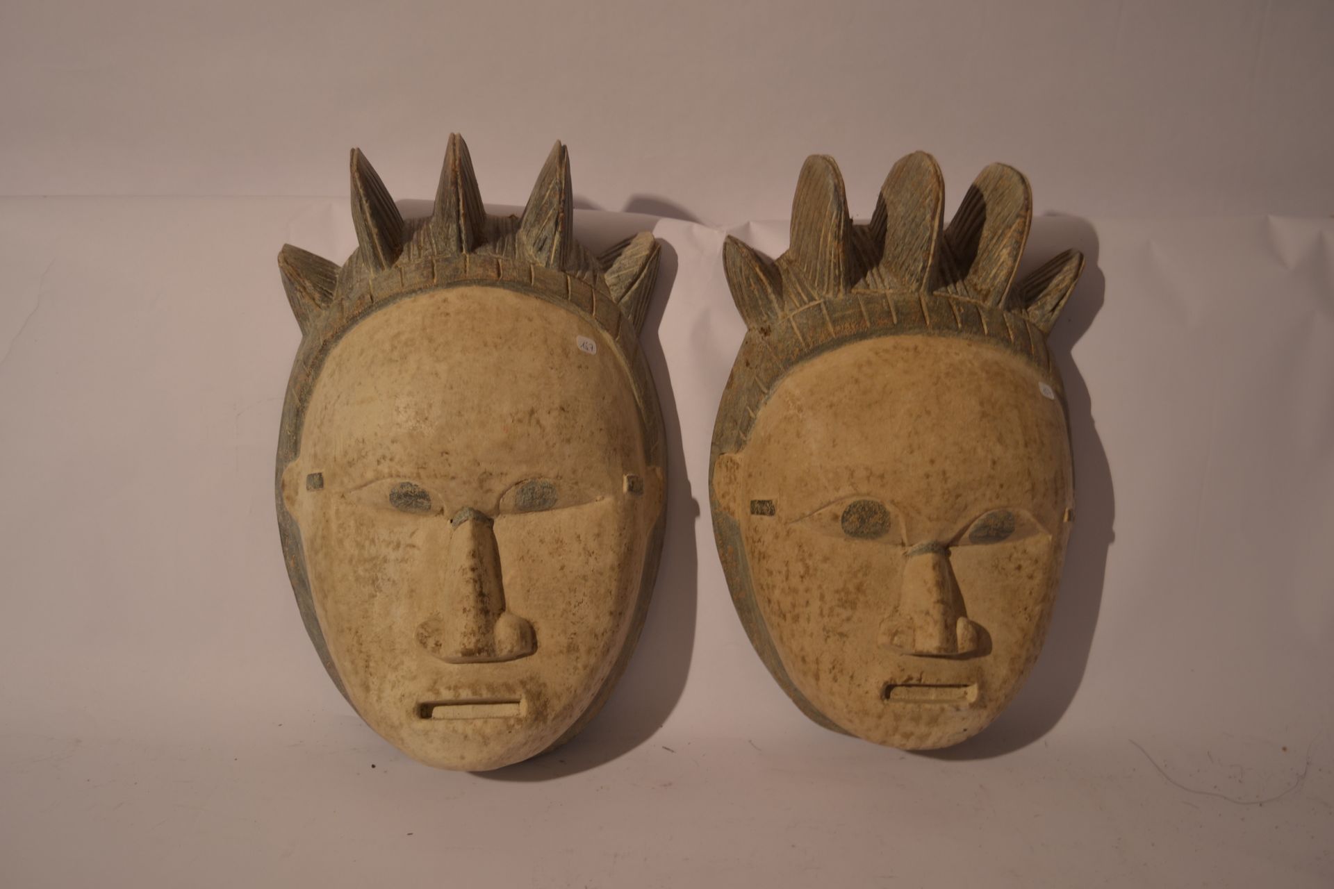 Null 一对原始的面具，白色和灰色的古铜色

异国情调的木材

 23 x 22 x 8厘米

重量：1,200公斤。