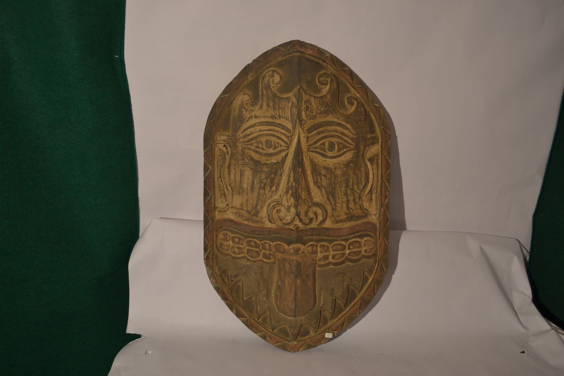 Null Ceremonial shield

Light exotic wood.

 78 x 50

weight : 4 Kg.