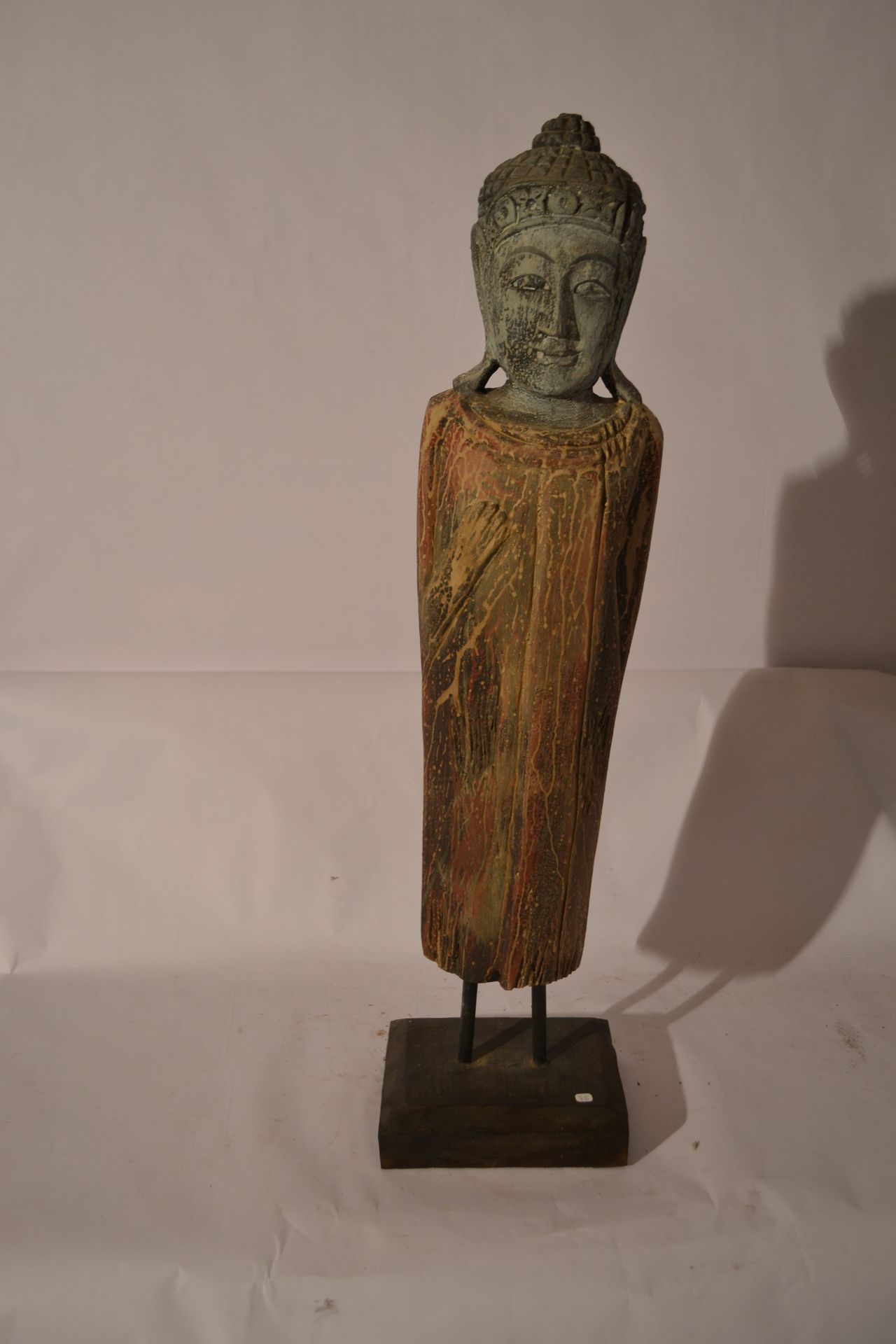 Null Statua di Buddha indù su base, in policromia invecchiata. 

 Legno esotico &hellip;