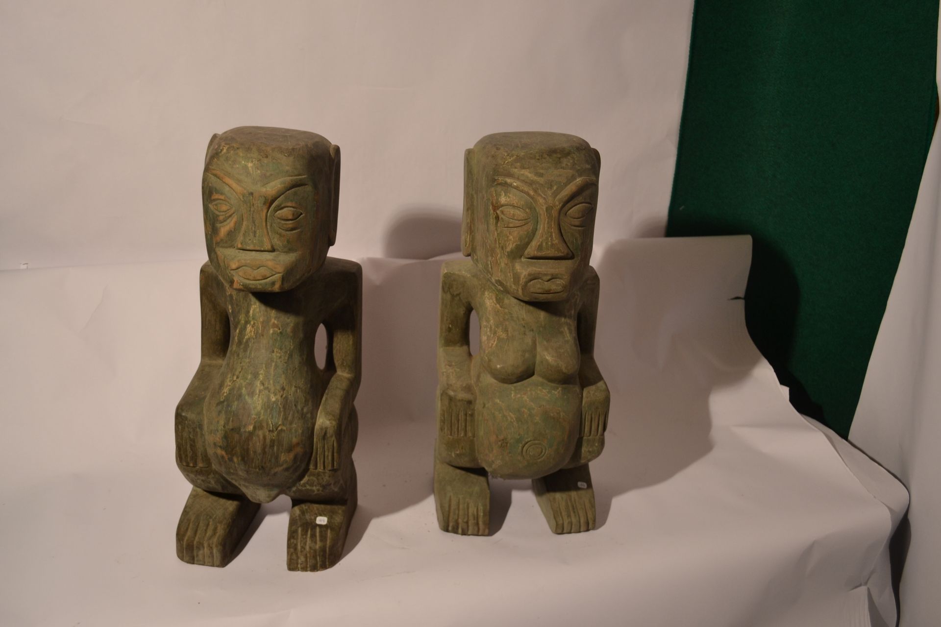 Null Paar-Skulptur, alte grüne Patina

 Exotisches Holz 

53 x Durchm. 20

Gewic&hellip;