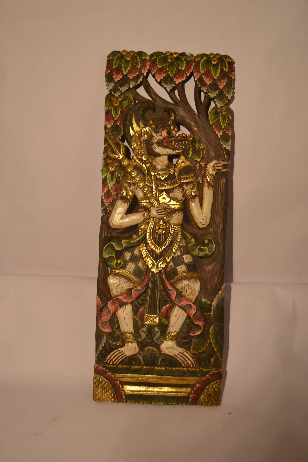 Null Panel tallado Hanoman policromado 

Madera exótica

98 x 35

peso : 3 Kg.