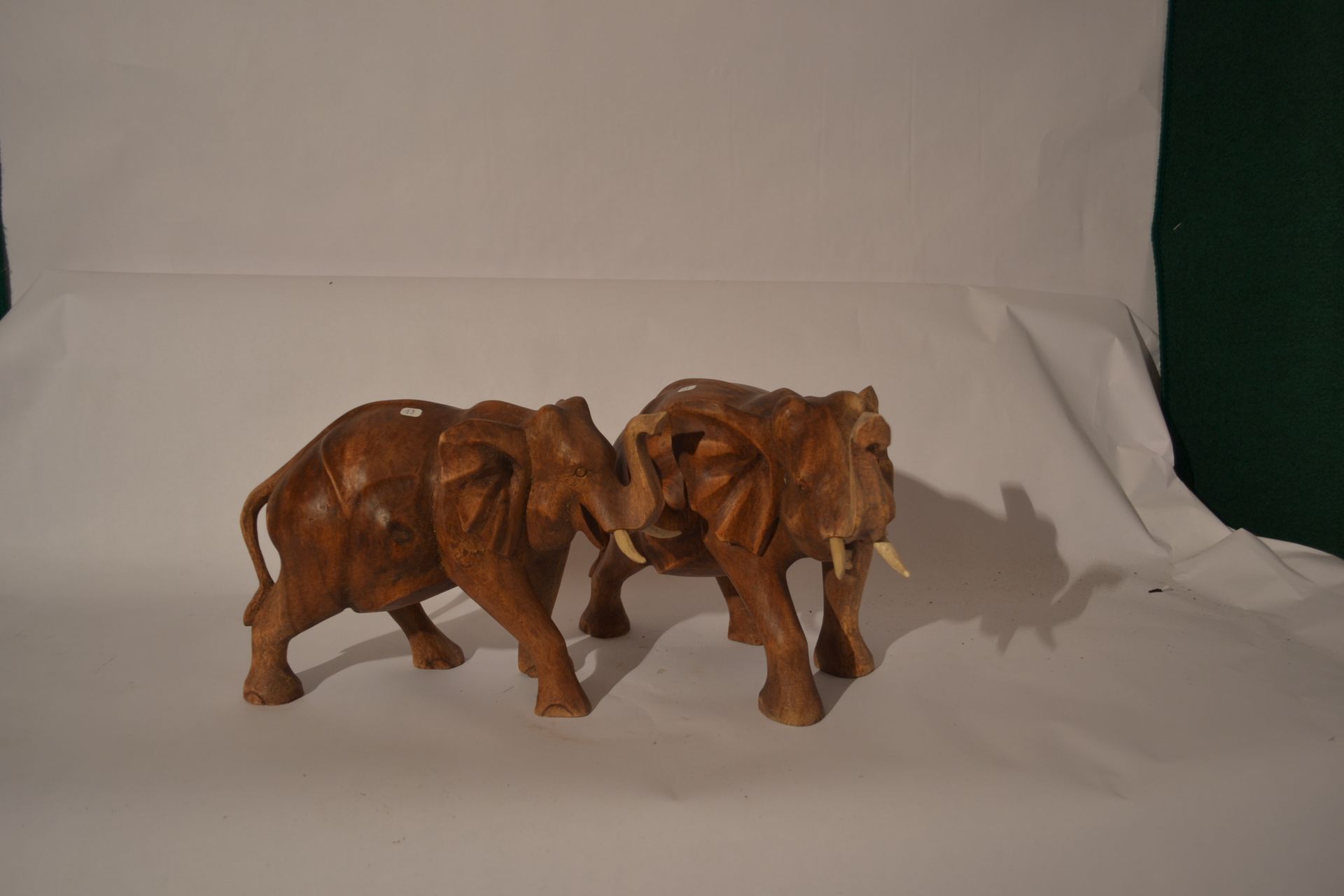 Null Paar Elefanten.

Suar-Holz

 Höhe: 20 cm

Gewicht: 2,3 Kg.