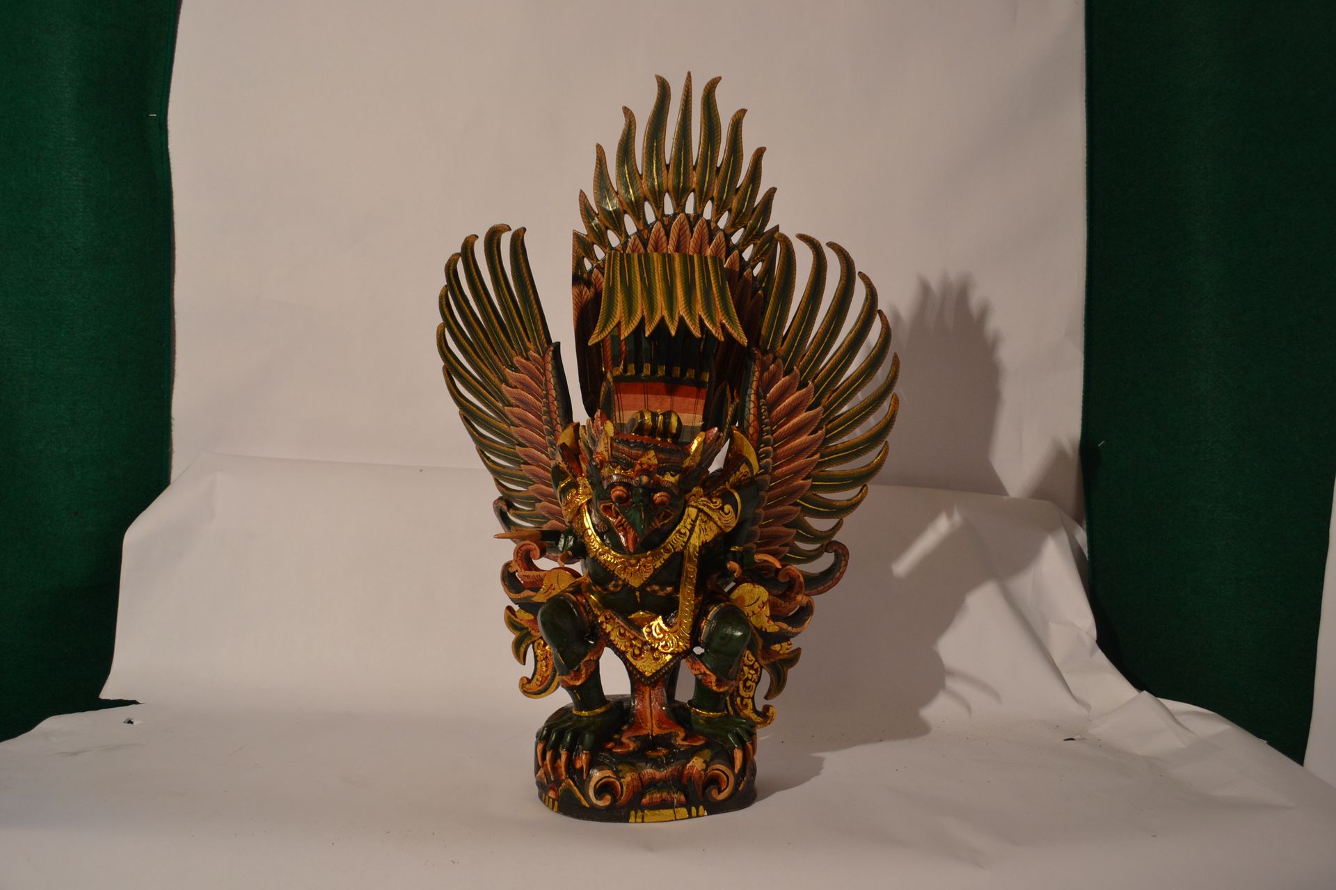 Null 多色迦楼罗雕像（印尼神灵

 轻型异国木材（可拆成11块）。

61 x 40 x 30。

重量：2,3公斤。