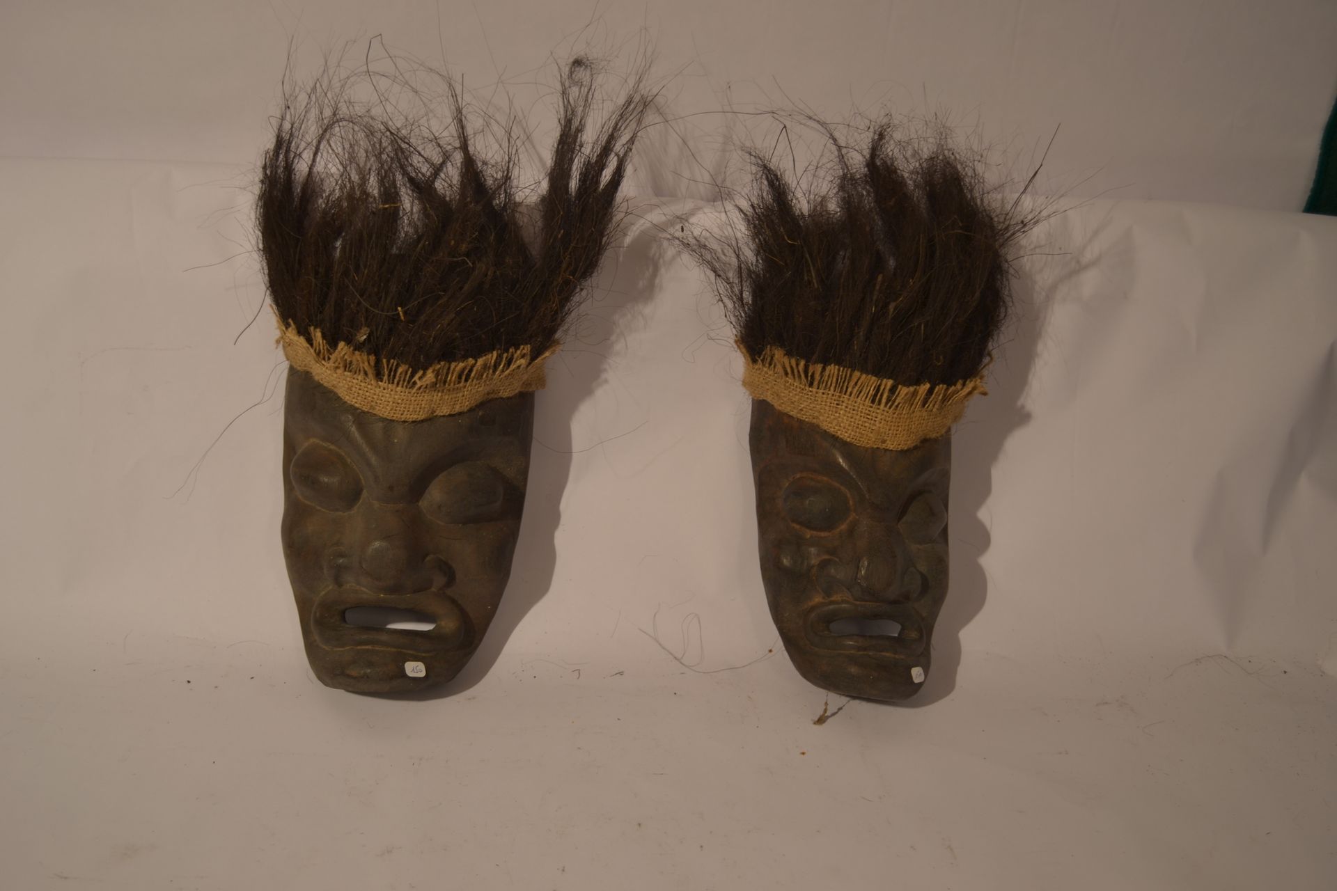Null Pair of primitive hairy masks 

Exotic wood

25 x 14 x 8 cm

weight : 1,4 K&hellip;