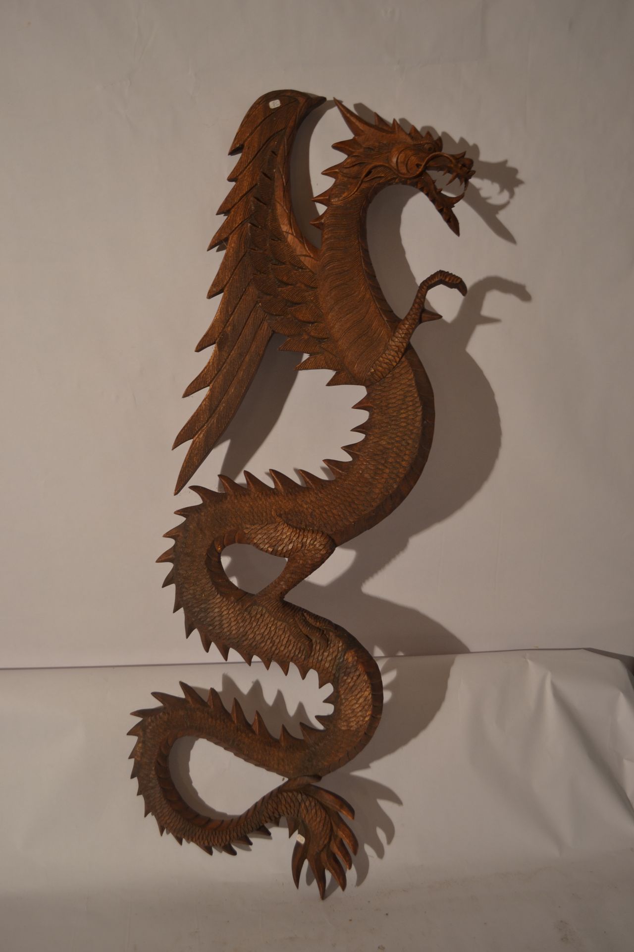 Null Dragón tallado en panel plano.

Madera de suar

 100 x 32

peso : 2 Kg.