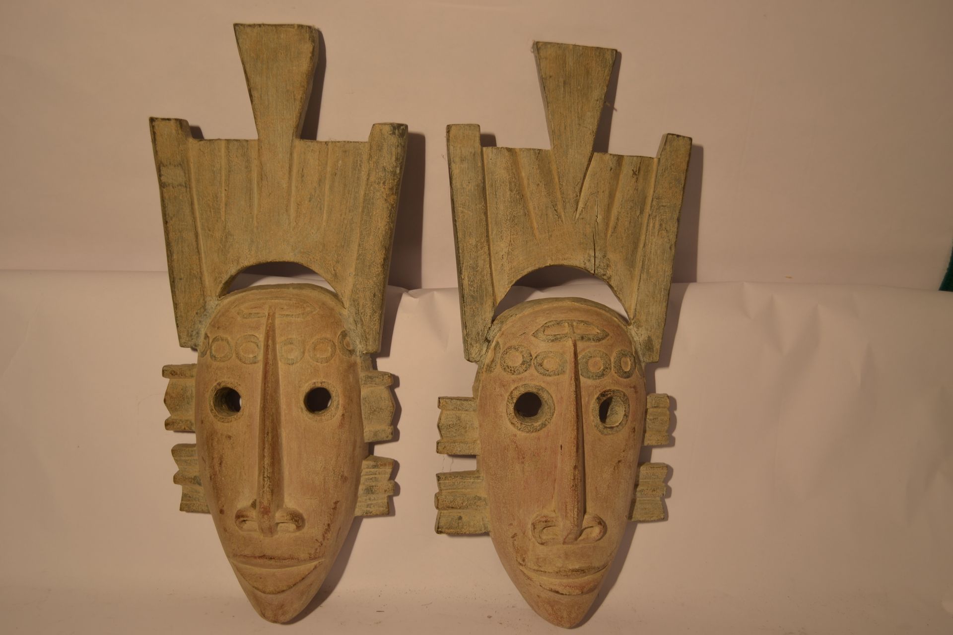 Null Pair of primitive masks with a pinkish white patina.

Exotic wood

 54 x 23&hellip;