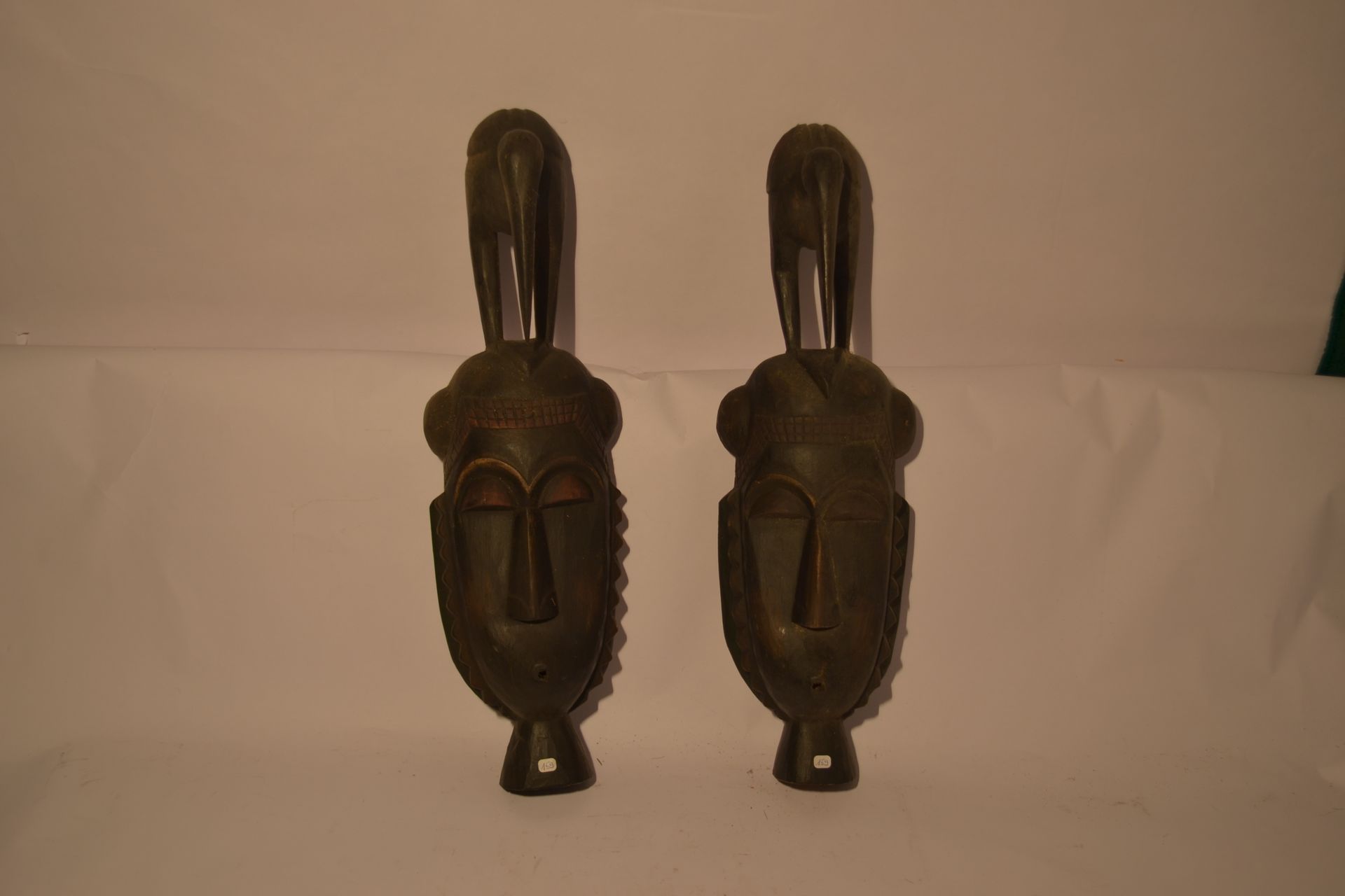 Null 一对原始人和鸟类的面具（可悬挂或站立

异国情调的木材

48 x 14 x 10 厘米

重量：1公斤