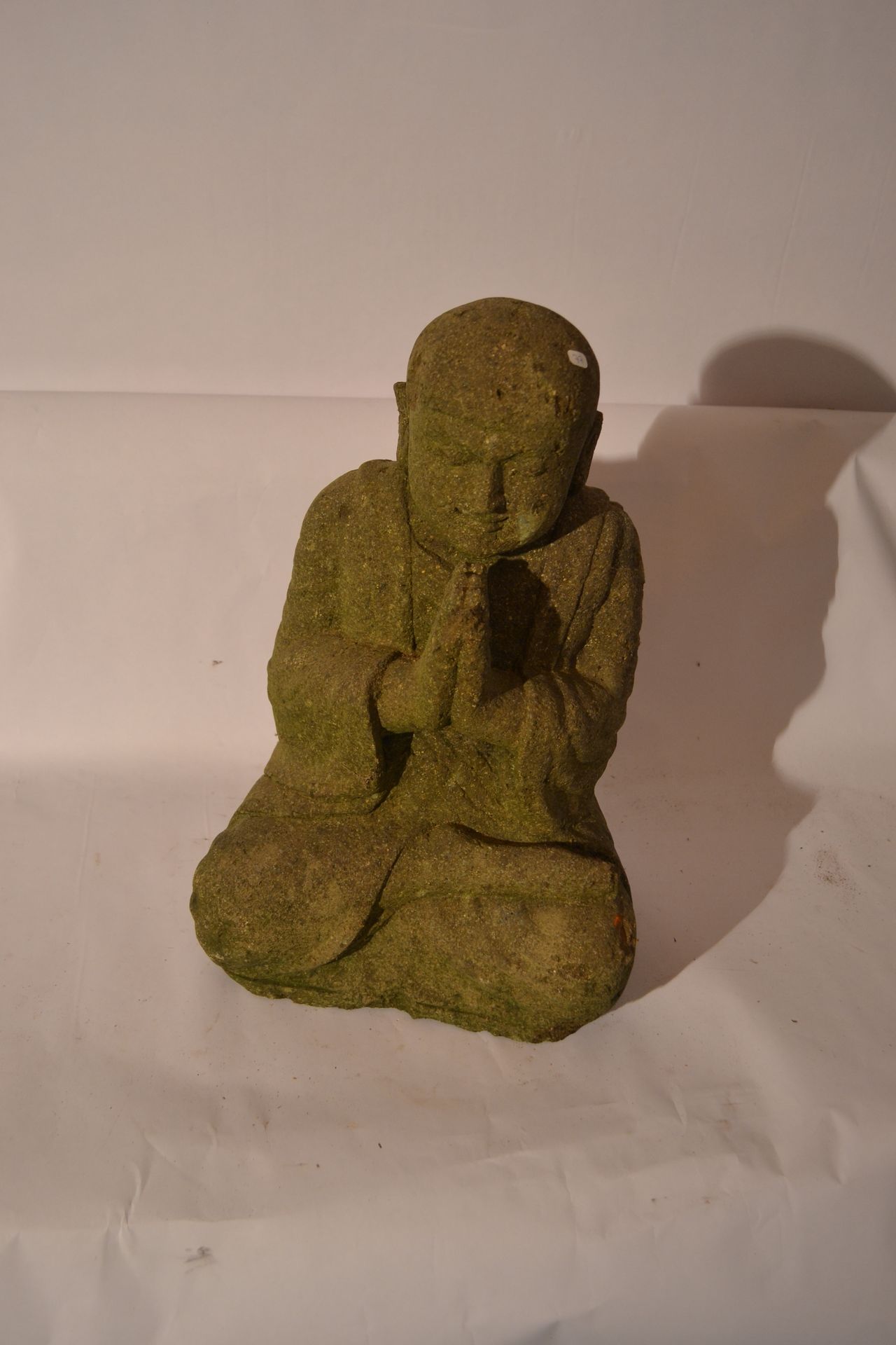 Null Hindu-Buddha aus Lavastein.

 42 x 28 x 17

Gewicht: 30 Kg.