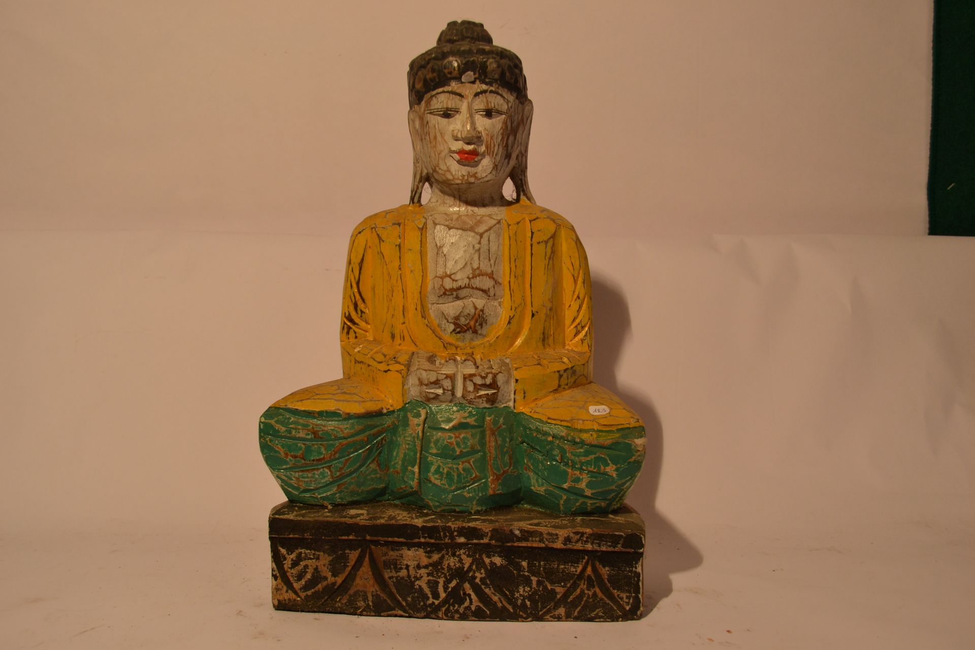 Null Bouddha assis, polychrome 

Bois exotique

40 x 25 x 10

poids :1,5 Kg