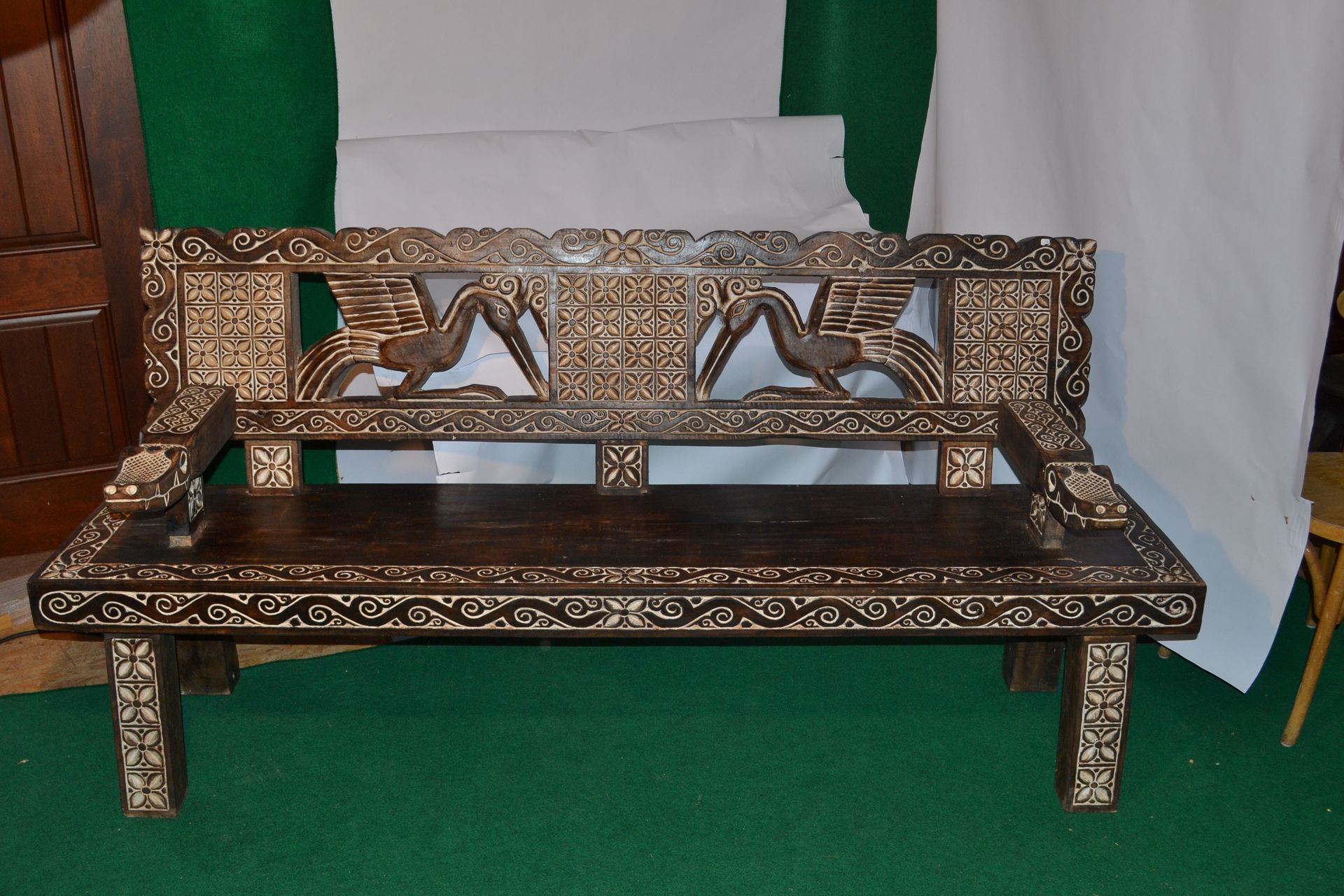 Null 3-seater bench, crocodile armrests, carved bird back.

Heavy exotic wood

 &hellip;