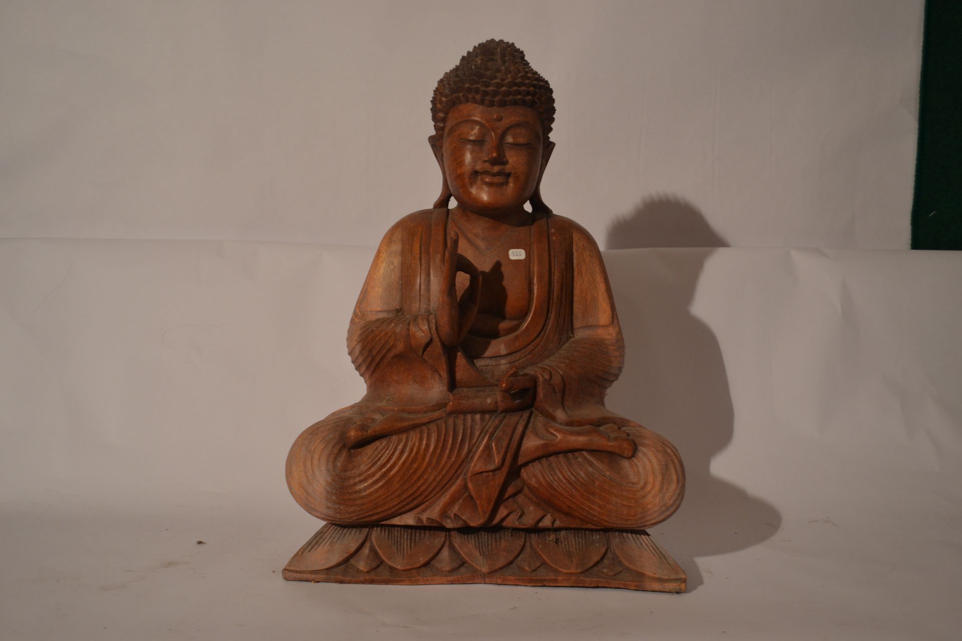 Null Bouddha hindou assis main levée.

Bois suar 

44 x 30 x 15

poids : 4 Kg.