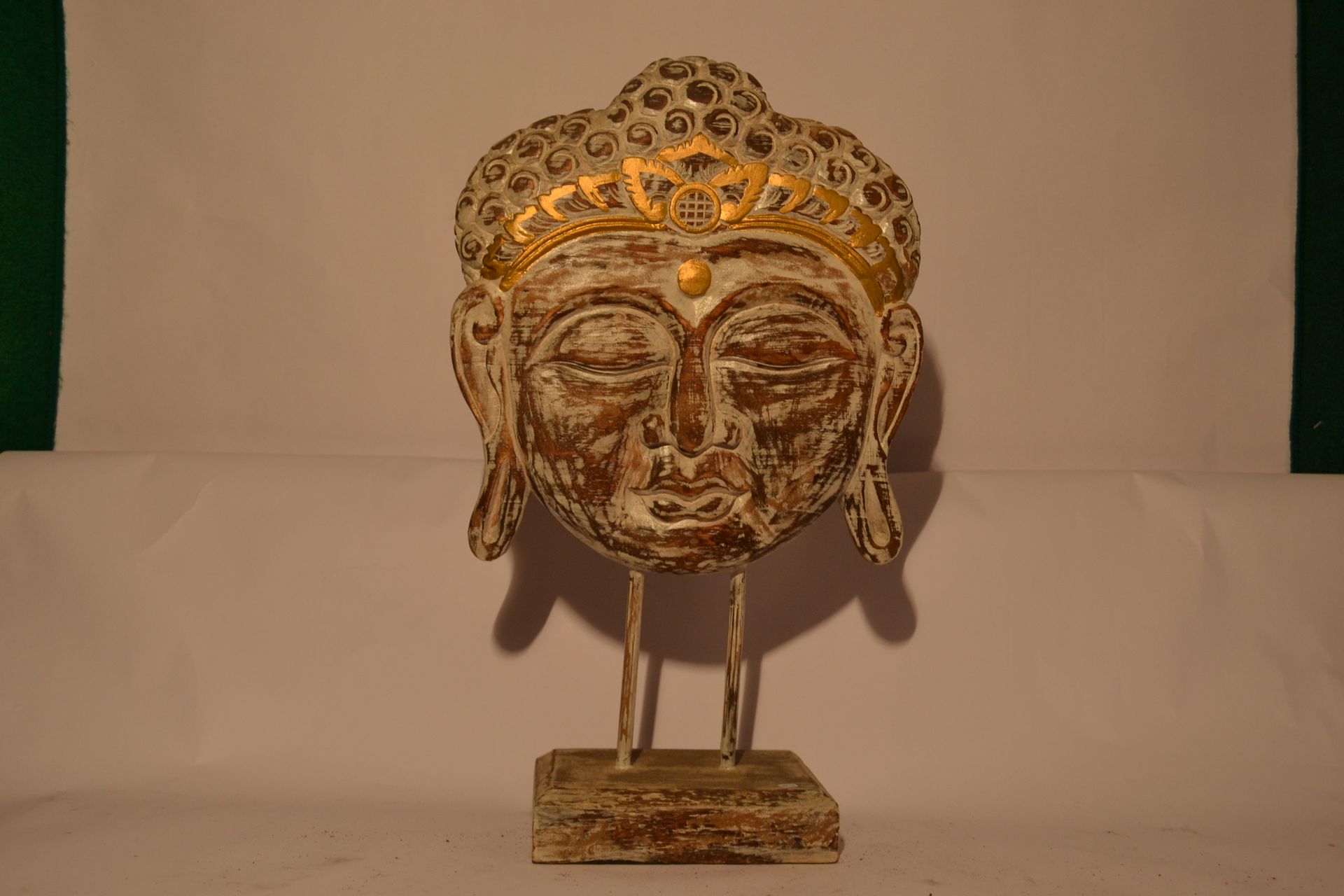 Null Buddha-Kopf auf einem Sockel.

Exotisches Holz, weiße und goldene Patina.

&hellip;