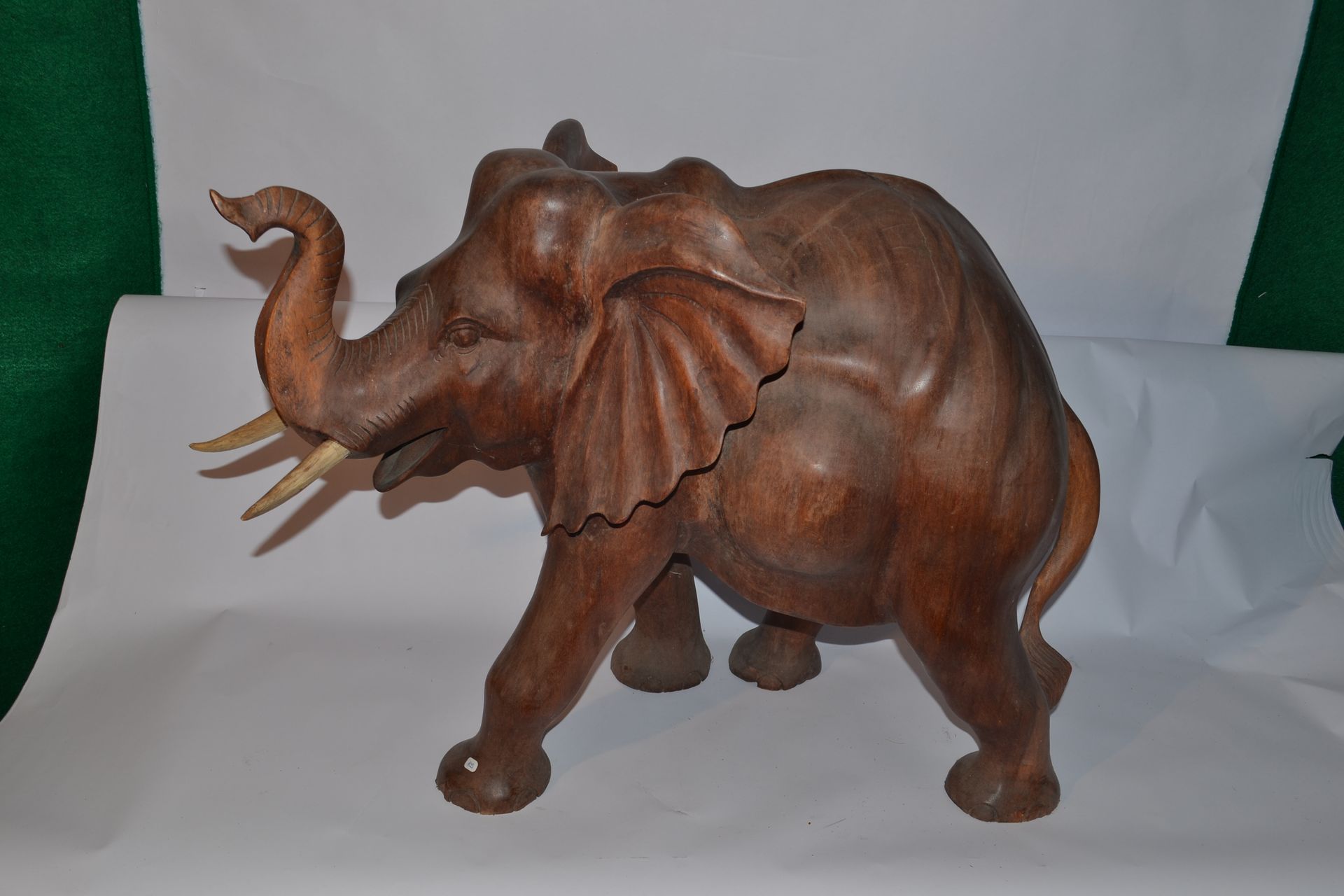 Null Geschnitzter Elefant

Suar-Holz 

50 x 70 x 38

Gewicht: 18 Kg.