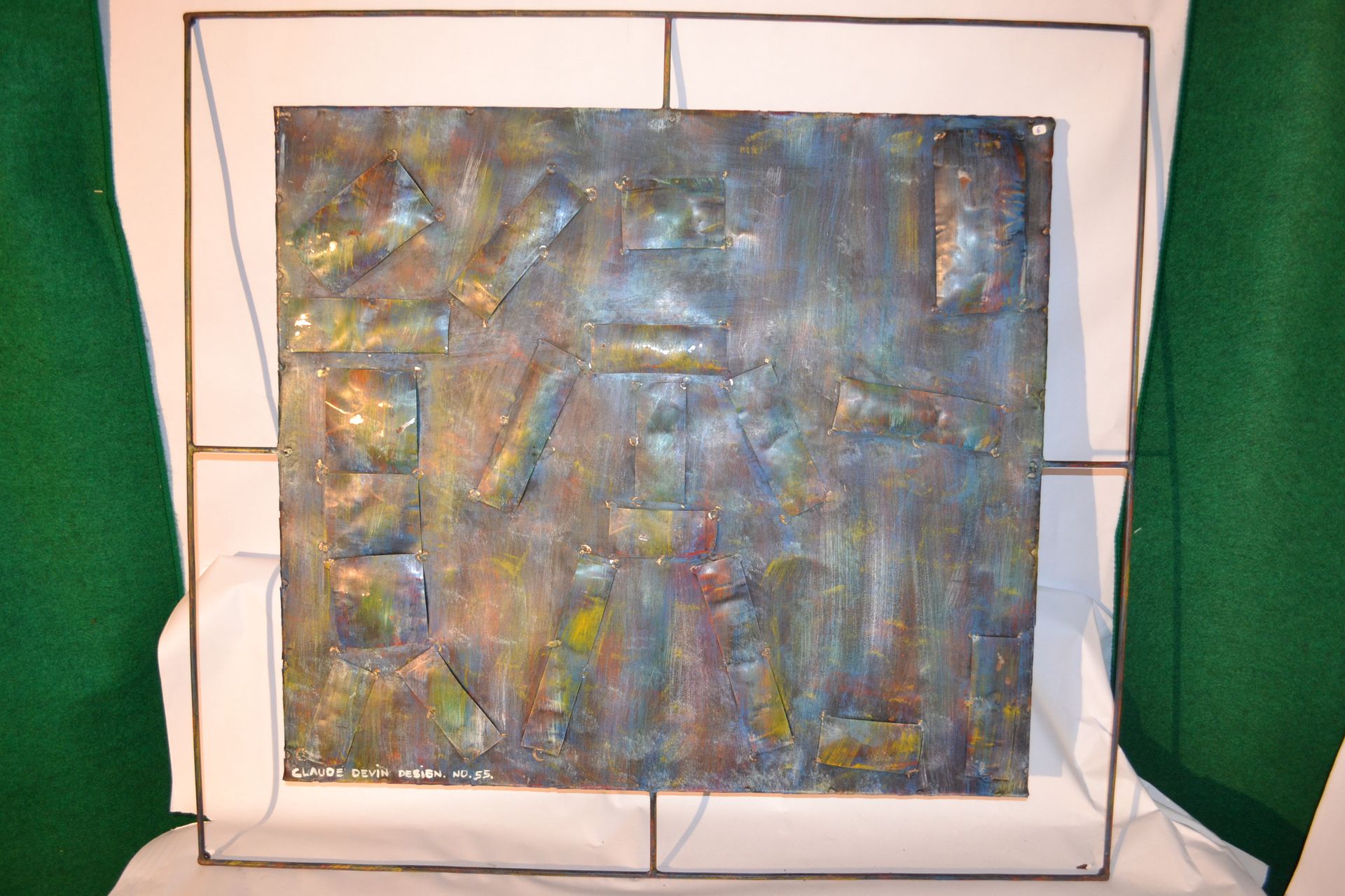 Null Cuadro metálico con composición abstracta en relieve.

 100 x 90. Interior &hellip;