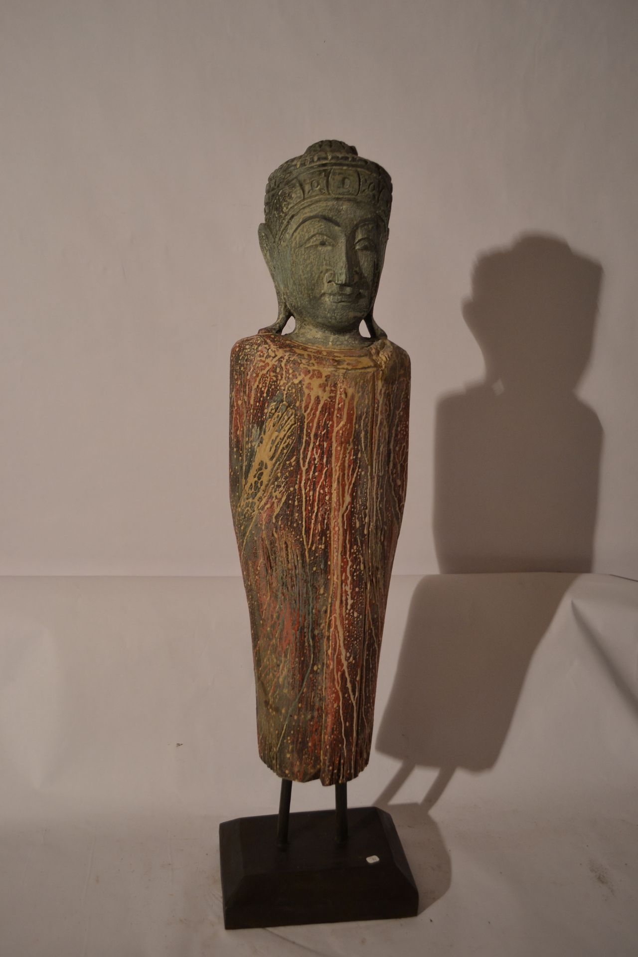 Null Statua di Buddha Hindu su base. Policromia invecchiata. 

 Legno esotico ch&hellip;