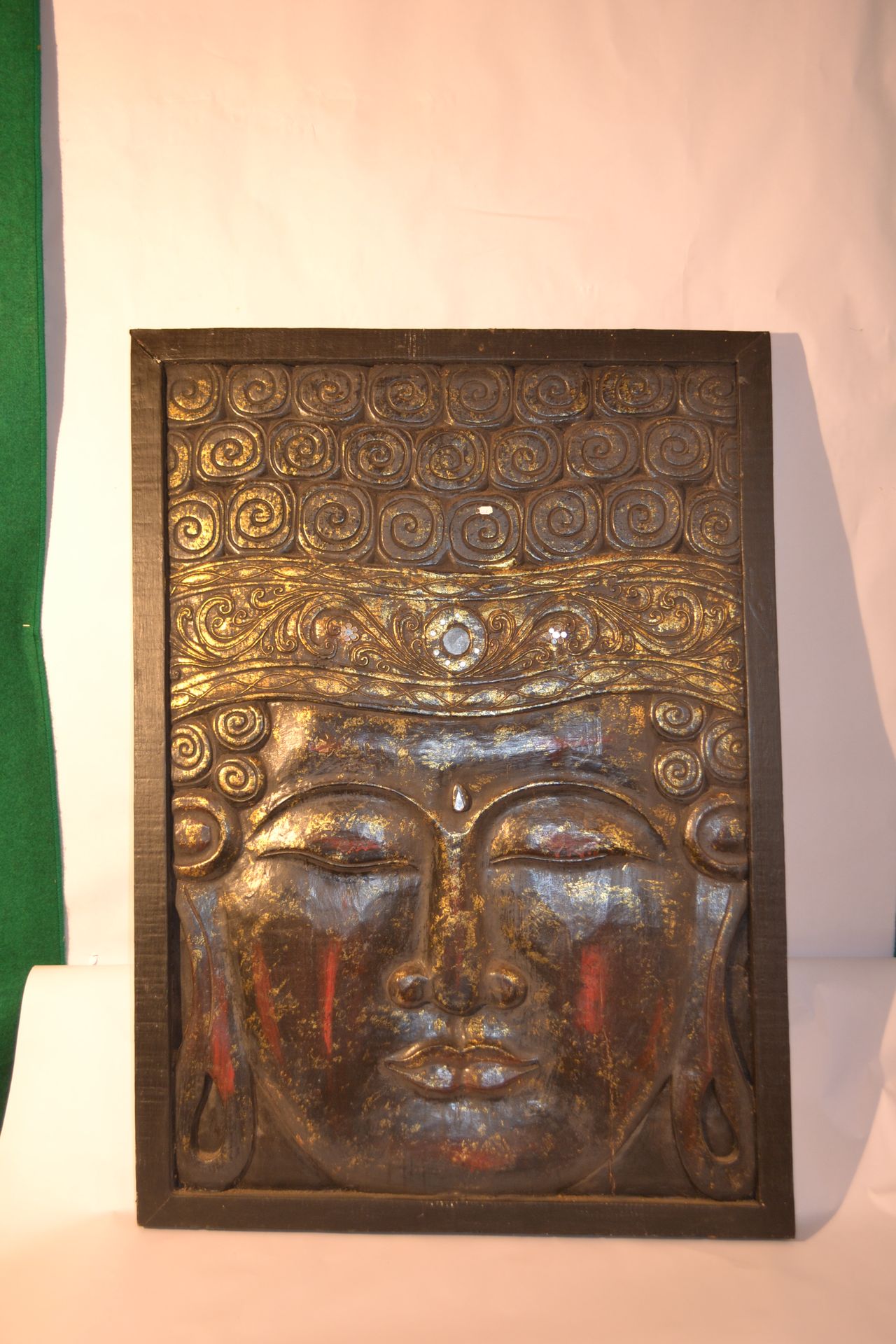 Null 雕花板佛头

 黑、红、金三色，嵌有镜面碎片。

异国情调的木材

 108 x 78 x 5 厘米

重量：8公斤。
