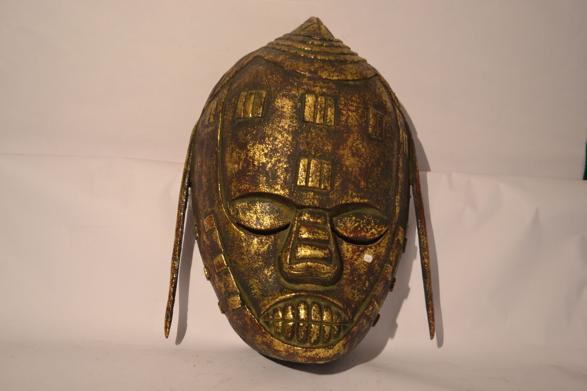 Null Maske aus primitiver Zeit.

Schwarzes und vergoldetes Tropenholz.

 58 x 40&hellip;