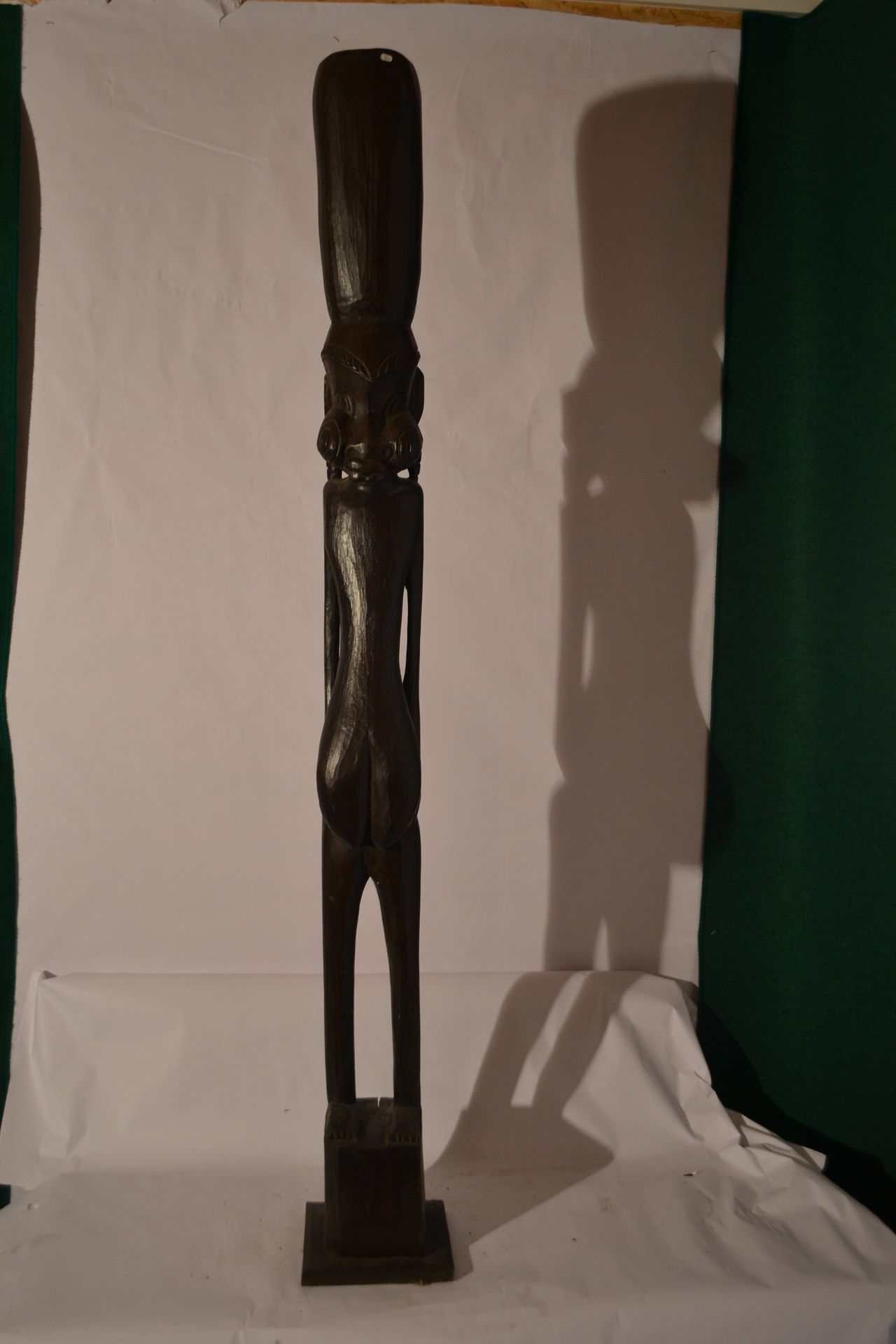 Null Sculpture femme fécondité.

Bois exotique léger (socle fendu)

hauteur 152 &hellip;