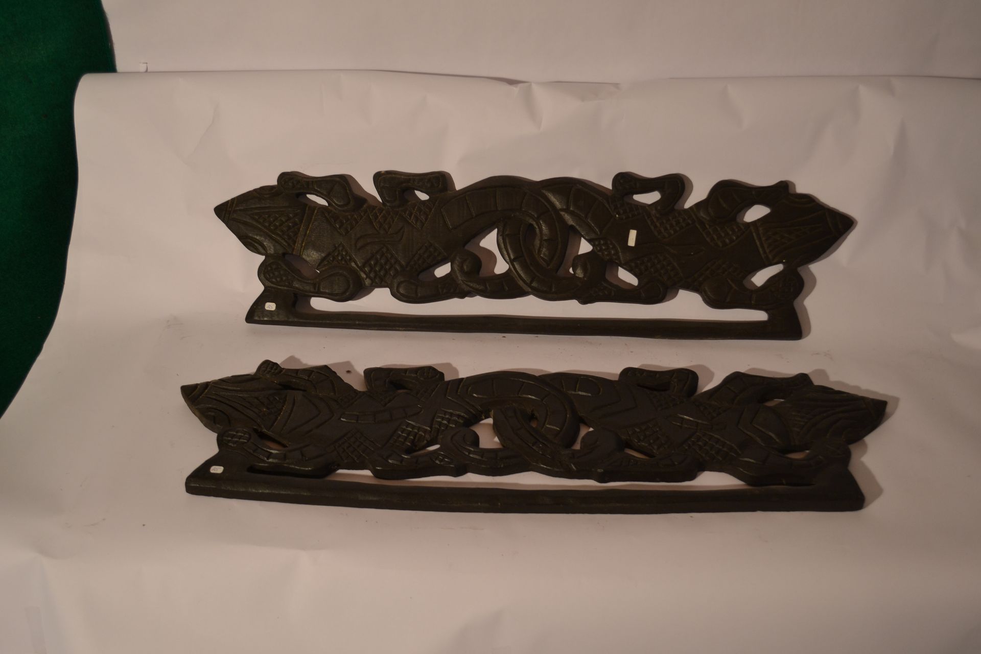 Null Paar Handtuchhalter. Gecko-Motiv.

Exotisches Holz

Gewicht: 1,6 Kg.
