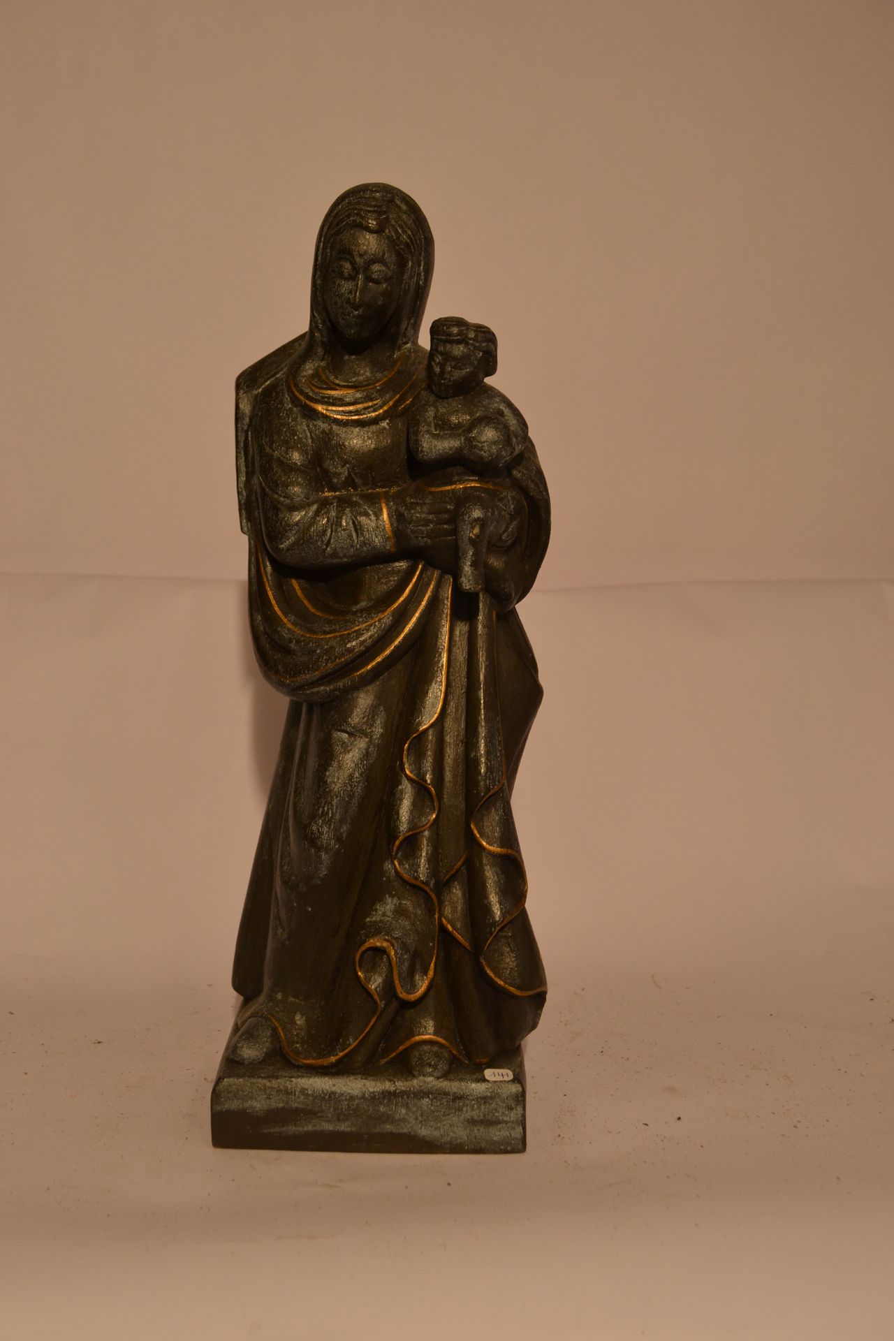Null Statua della Vergine e del Bambino. Drappeggio dorato.

Legno esotico chiar&hellip;
