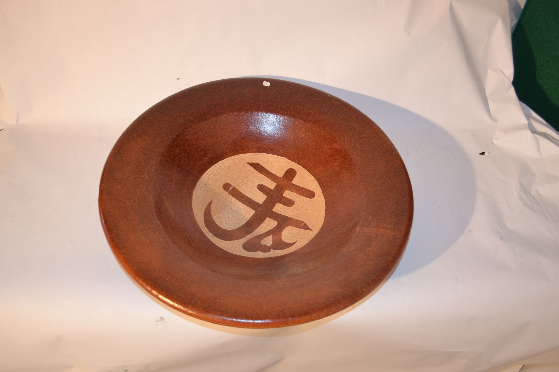 Null Large earthenware dish from Lombok.

 Asian graphics.

 Diam 49 x 10

weigh&hellip;
