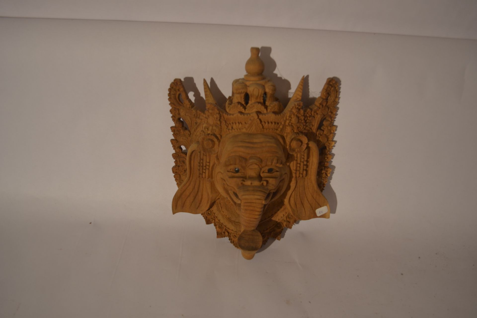 Null Hand carved Ganesha mask. 

 Suar wood

 28 x 23 x 10 cm

weight : 1,5 Kg.