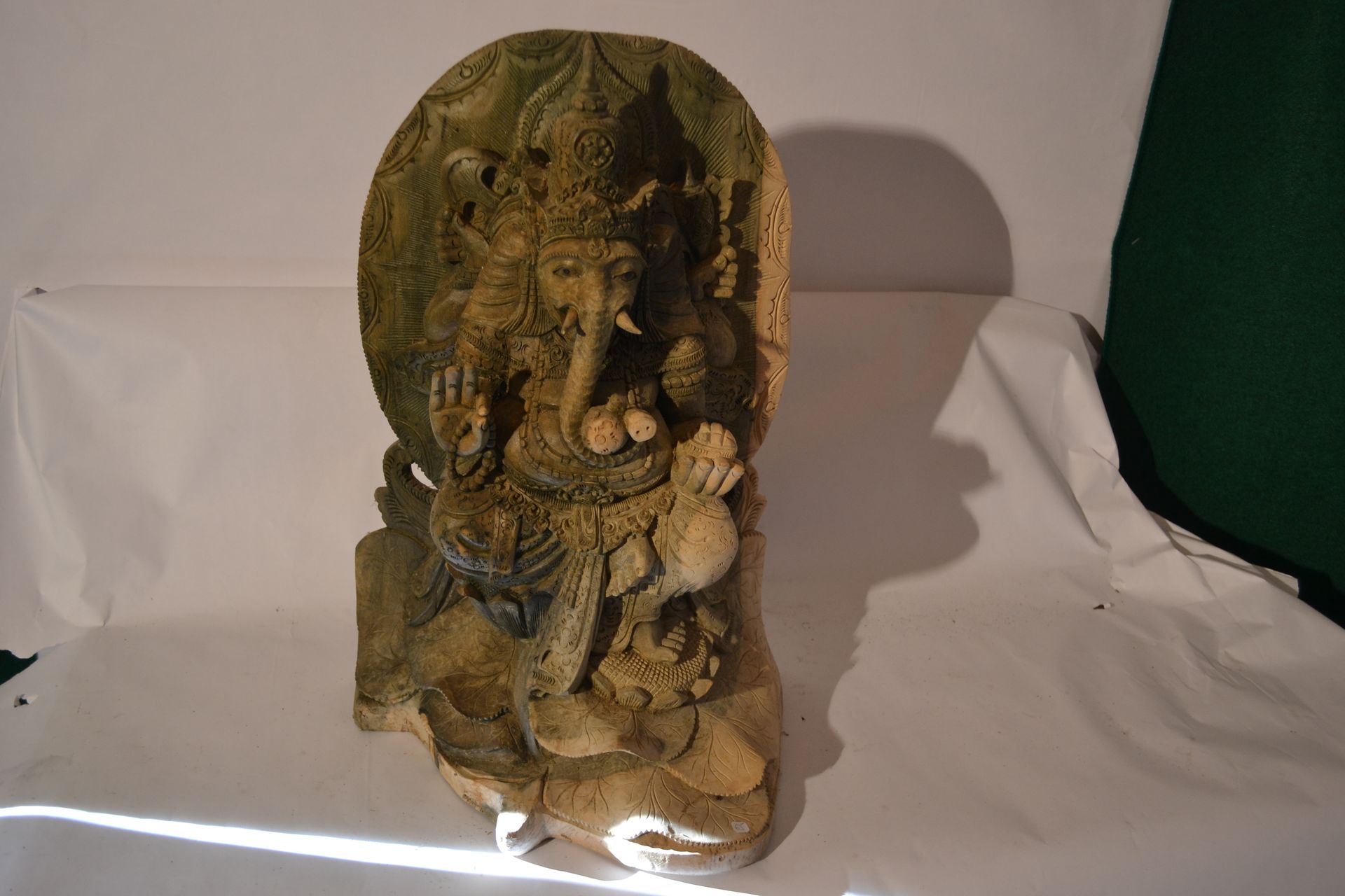 Null Sculpture Ganesha 

 Bois hibiscus vert

52 x 35 x 24

poids :8,5 Kg.