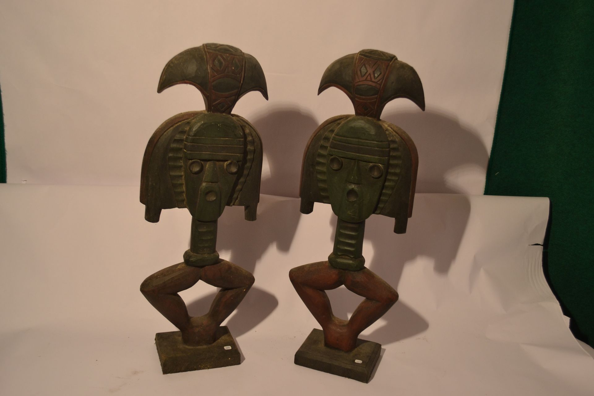 Null Pair of statues, green and red patina.

 Exotic wood.

60 x 22 x 5 cm

weig&hellip;