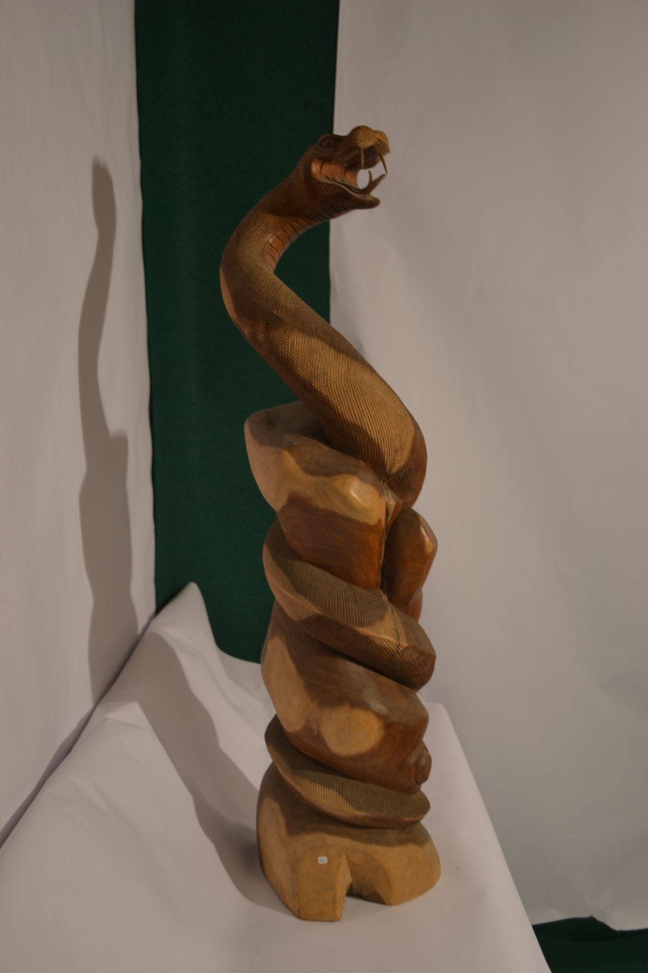 Null Carved coiled snake 

Suar wood 

Height 104 - diameter 27 

weight :25 Kg.