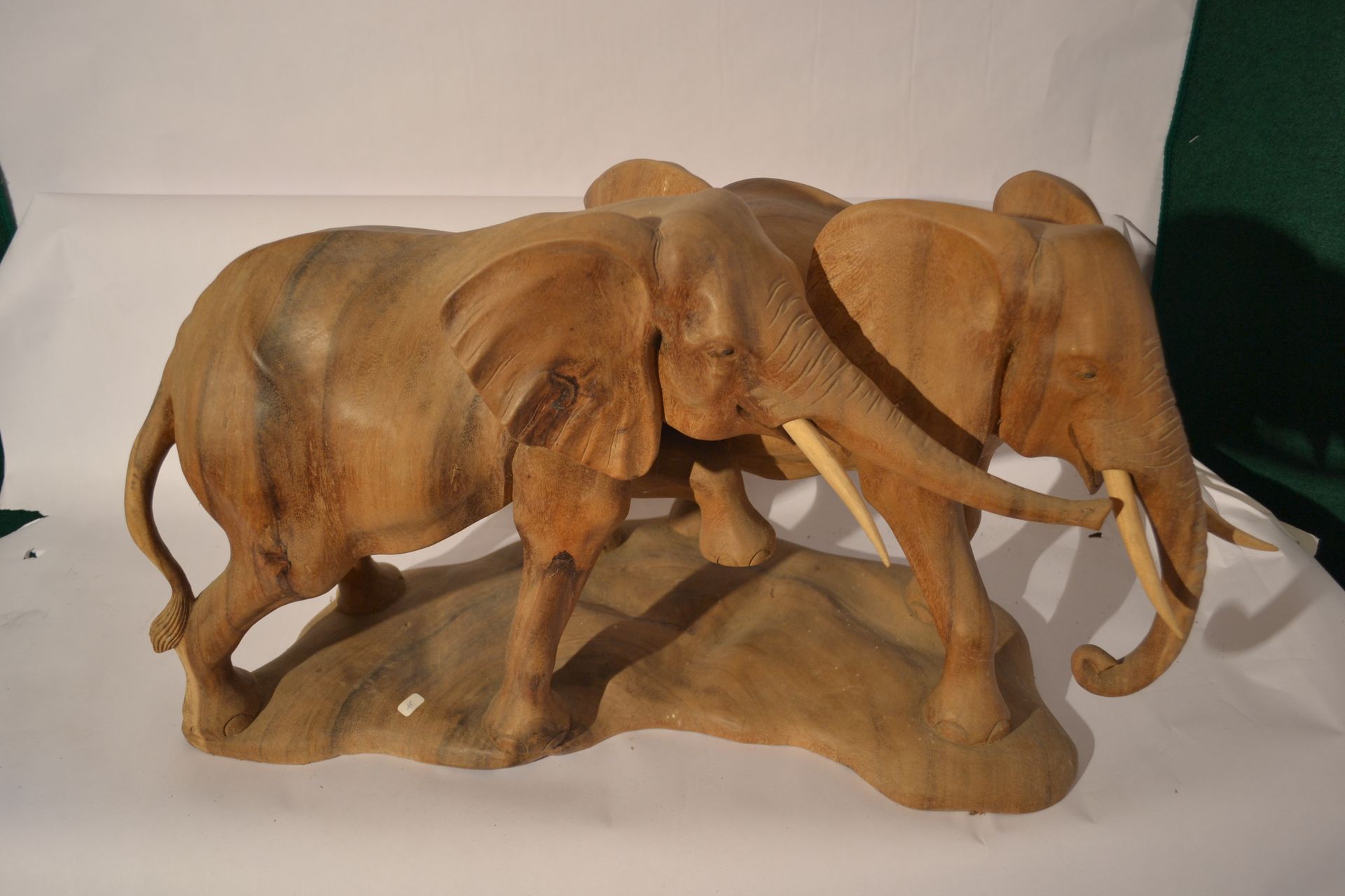 Null Couple éléphants sculpté main.

Bois suar 

70 x 40 x 30

poids :13 Kg.