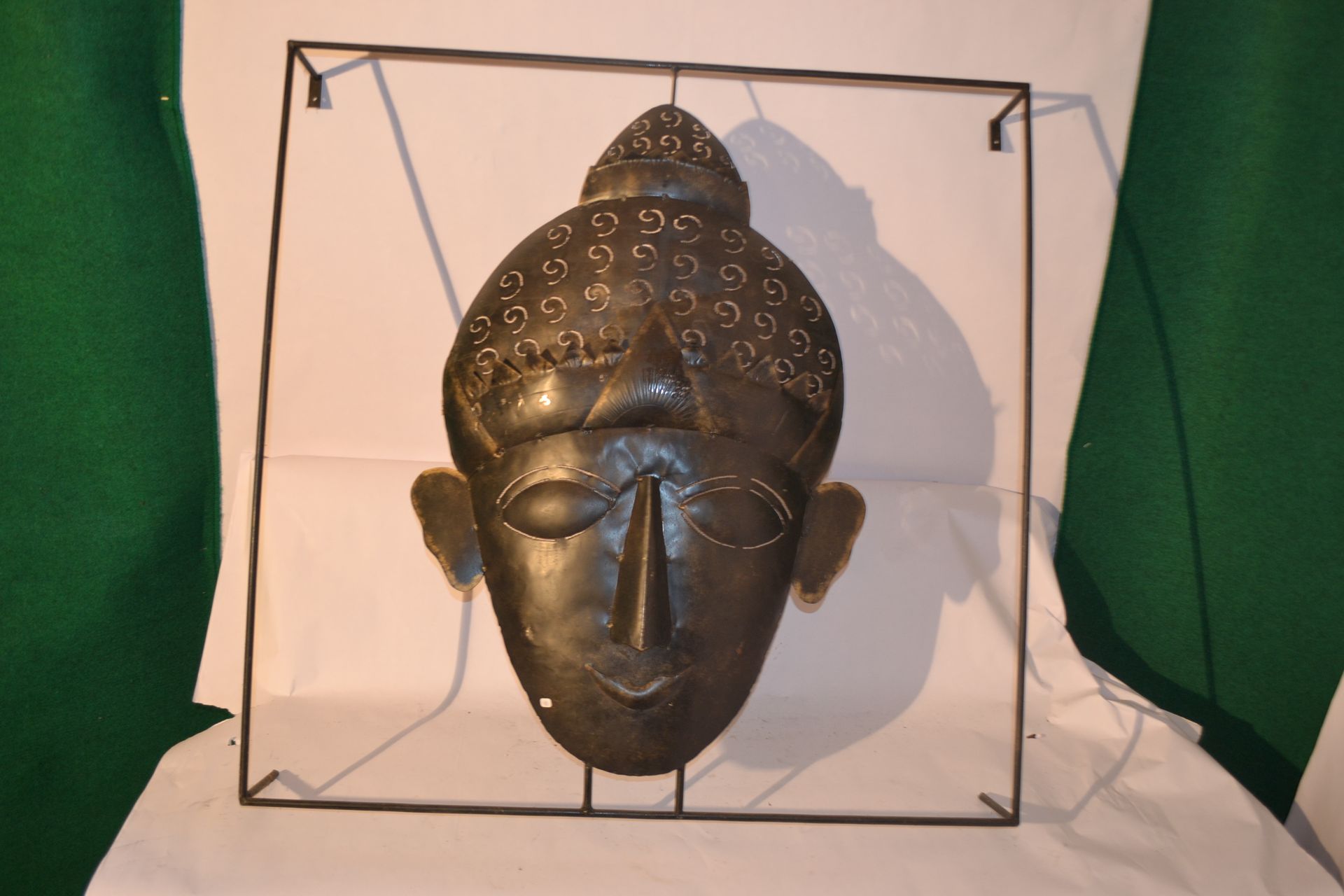 Null Buddha-Kopf aus Metall. 

Außenseite 80 x 80 - Kopf 70 x 50.

Gewicht: 3 Kg&hellip;