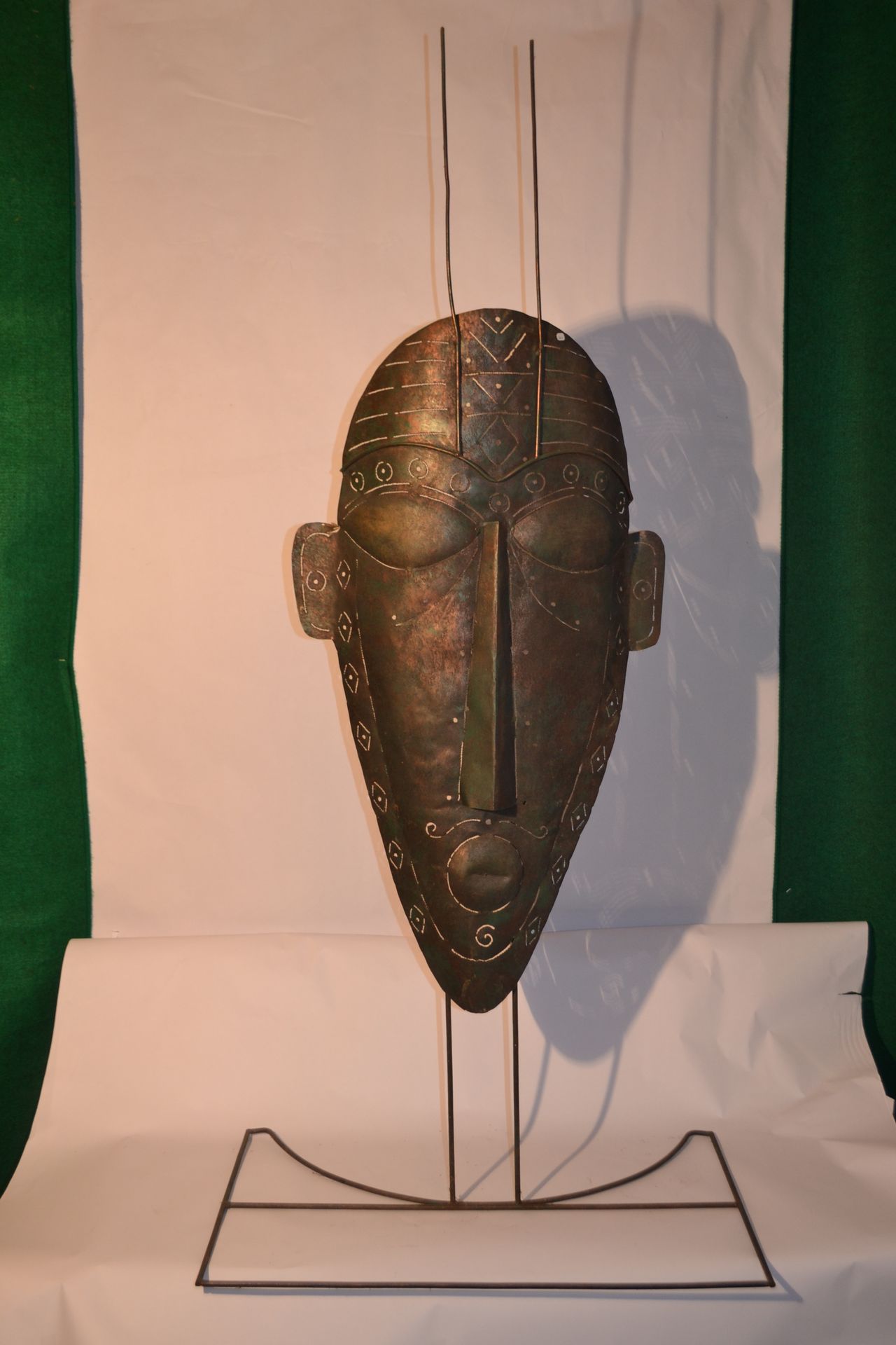 Null Metal mask on stand.

 150 x 50 x 40 cm

weight : 20 Kg.