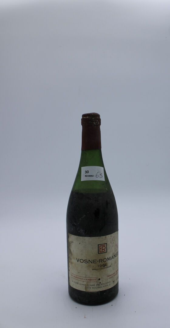 Null René Engel酒庄，Vosne-Romanée 1962年，水平6.5厘米，标签有污渍，瓶盖被腐蚀。