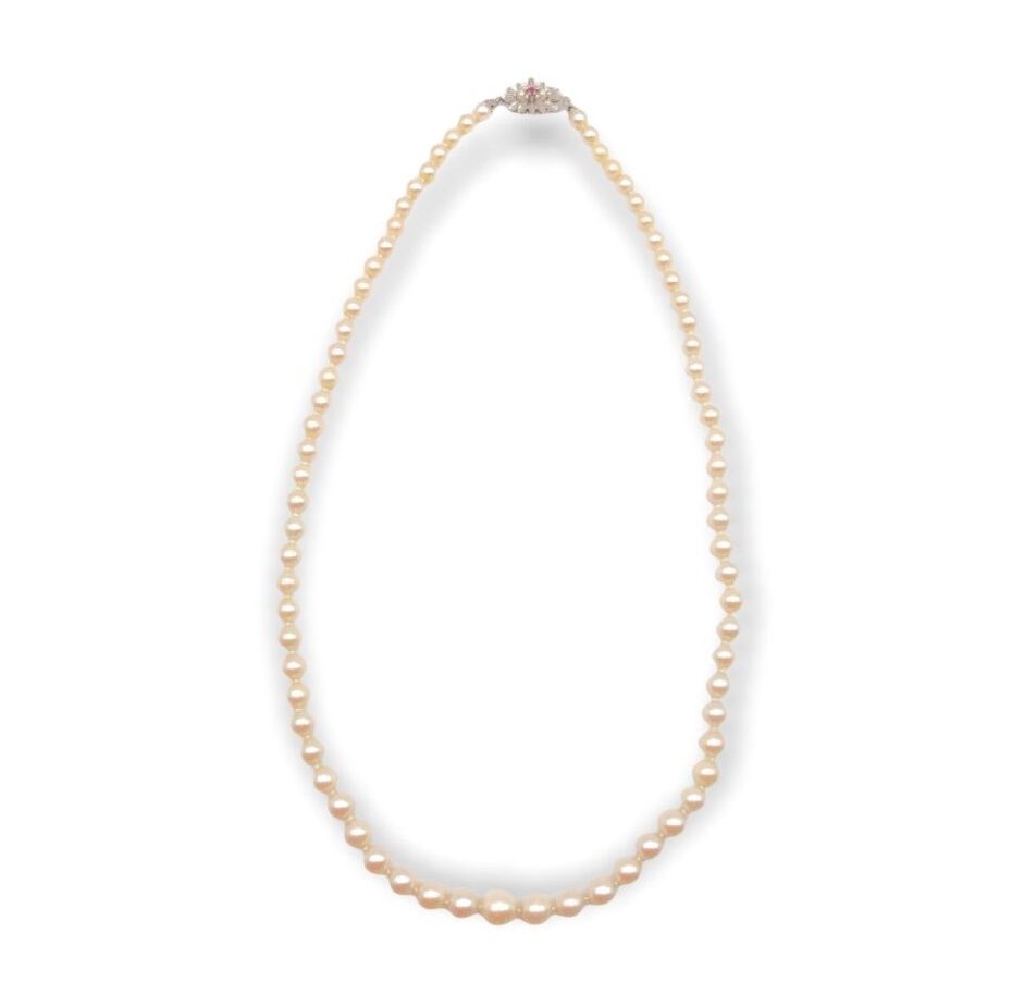 Null Collier de perles en chute, fermoir en or blanc 750 à décor feuillagé centr&hellip;