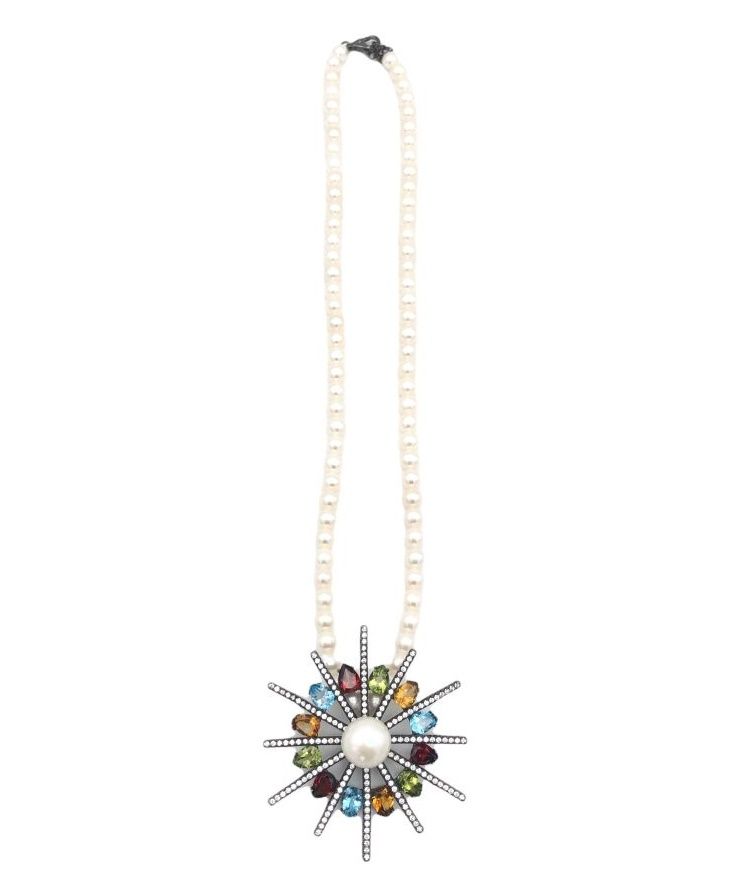 Null *Collier de perles orné d'un motif central en argent 925 en étoile orné de &hellip;