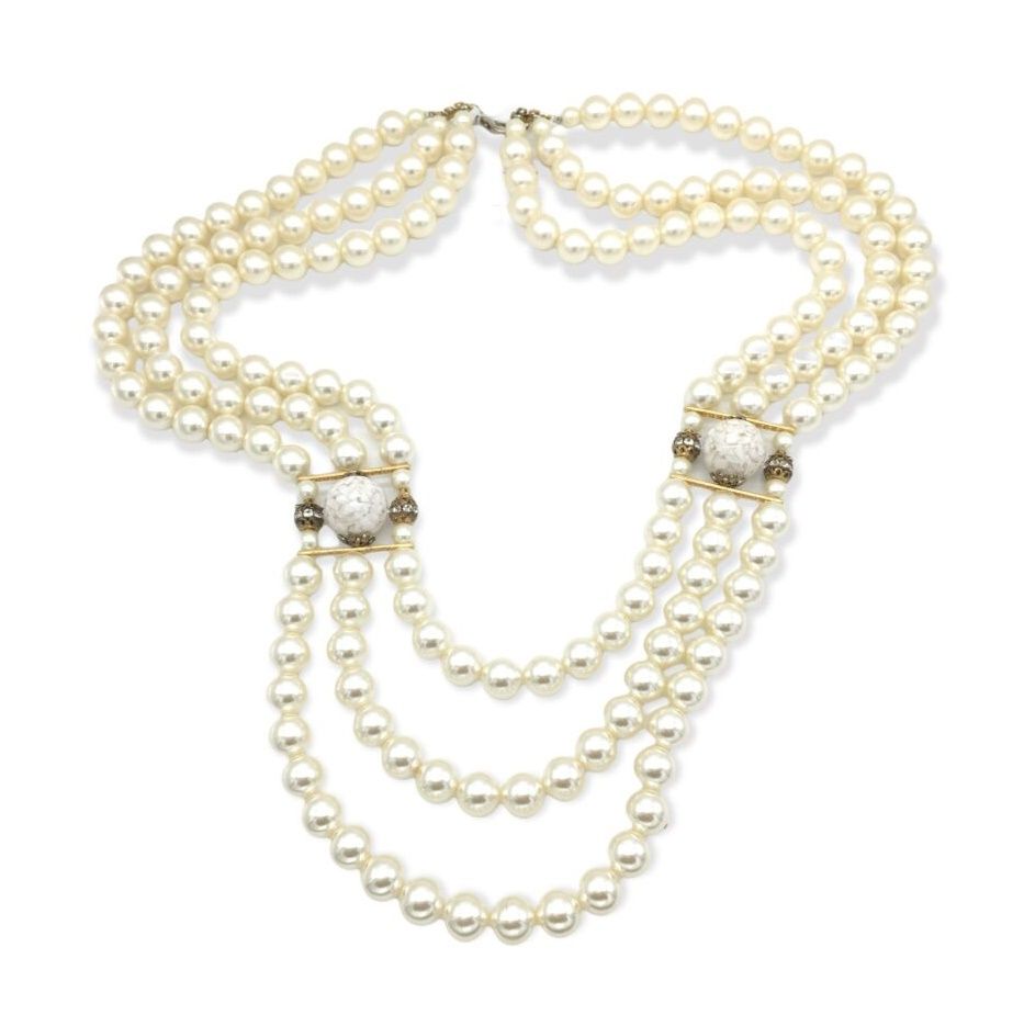Null Sautoir trois rangs en perles d'imitation, fermoir métal, usures

long. 45 &hellip;
