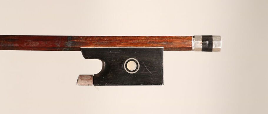 Null *德国学校的小提琴弓，八角形的伯南布哥木棍，来自另一张弓的乌木和银蛙

长度：72.6厘米，不含板

重量：54克，不含配件和灯芯