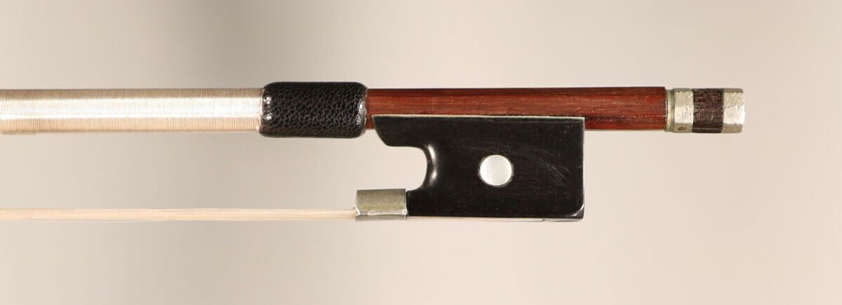 Null *Late 19th century bow from the SIMON school, bee wood ramrod, ebony and ni&hellip;