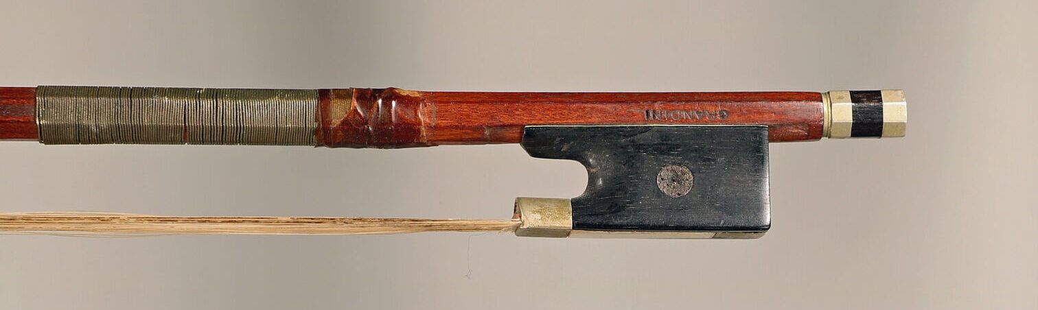 Null *1920年左右来自Jérome Thibouville Lamy工作室的小提琴弓，签名为Grandini，pernambuco木棒，黑檀木和镍银蛙，&hellip;