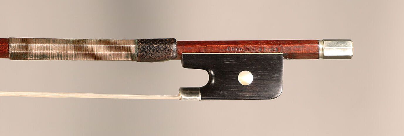 Null *小提琴弓由Emile François OUCHARD于1925年左右在Mirecourt制作，弓杆上有铁的标记，圆形的pernambuco木弓杆，&hellip;